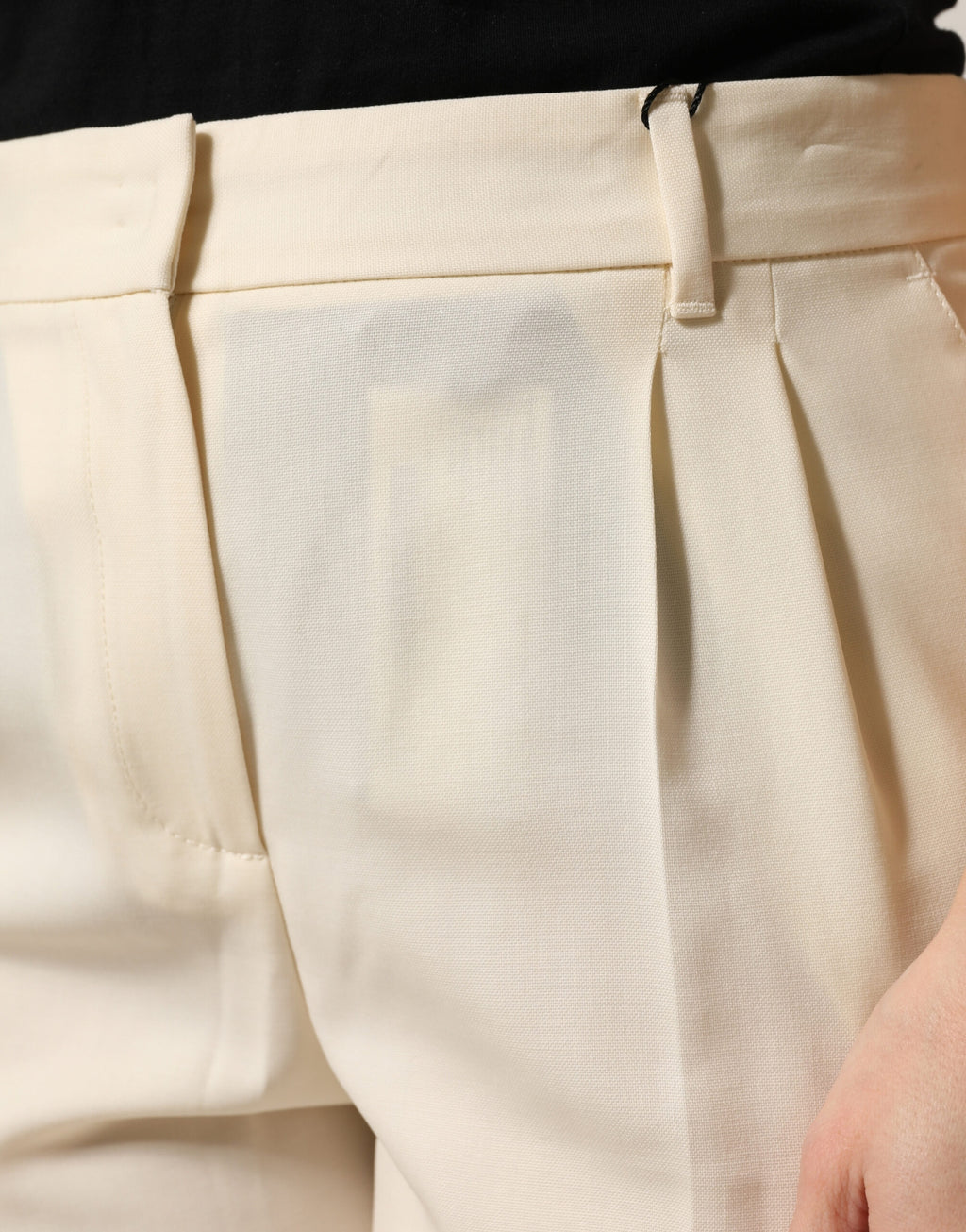 Pantalon court en laine ivoire Dolce & Gabbana, taille moyenne, coupe moderne et élégante, visible en détail dans l'image.