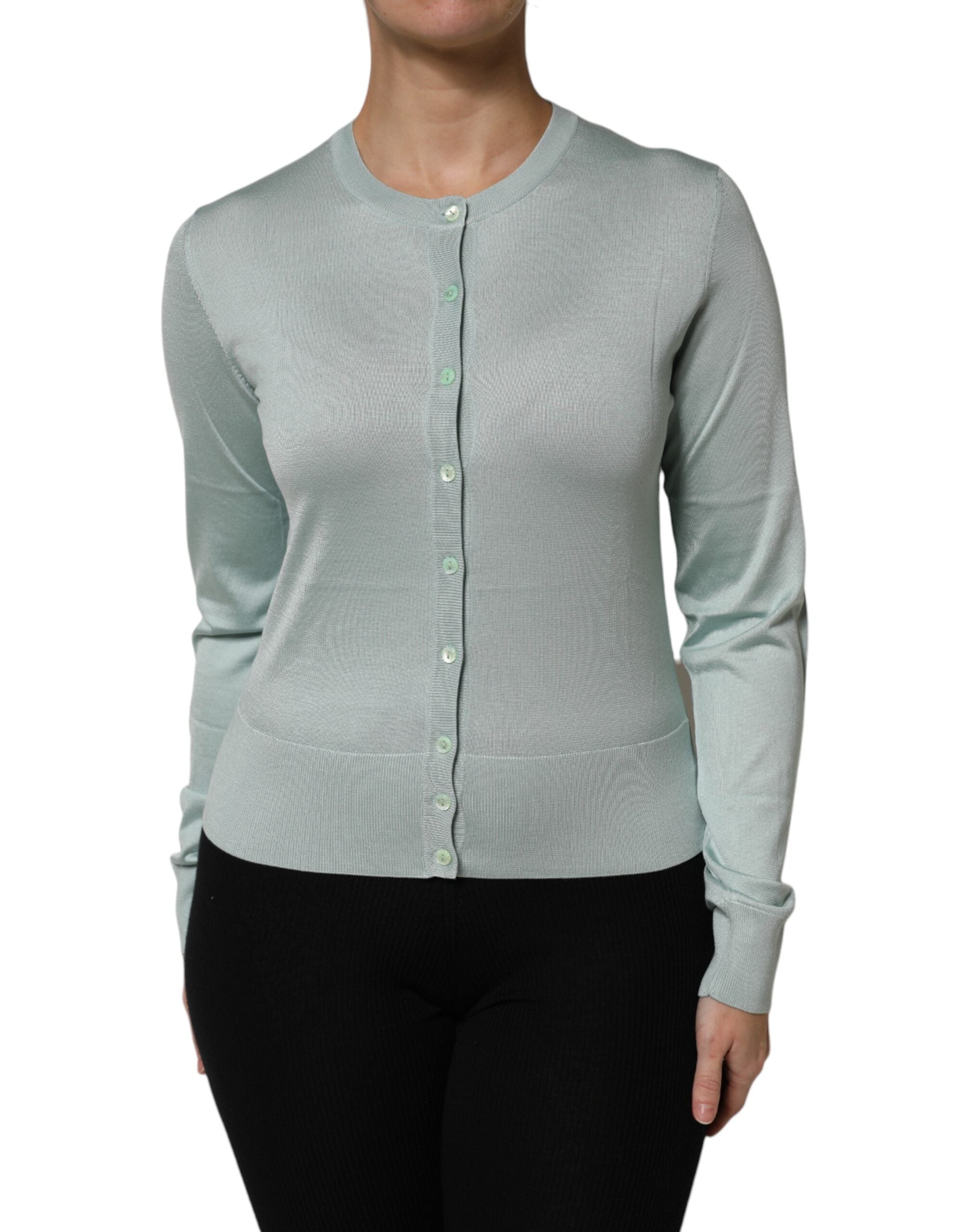 Pull Dolce & Gabbana en soie vert clair avec boutons, cardigan à manches longues, porté sur un mannequin.