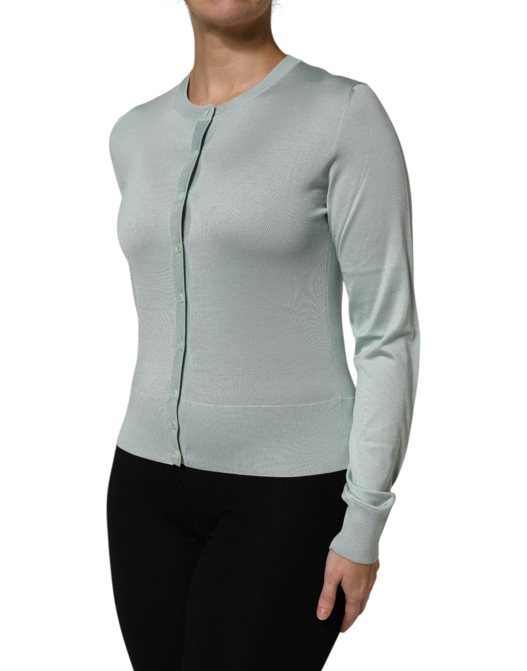 Cardigan en soie vert clair Dolce & Gabbana avec boutons, porté ouvert, détail élégant, tissu léger et fluide.