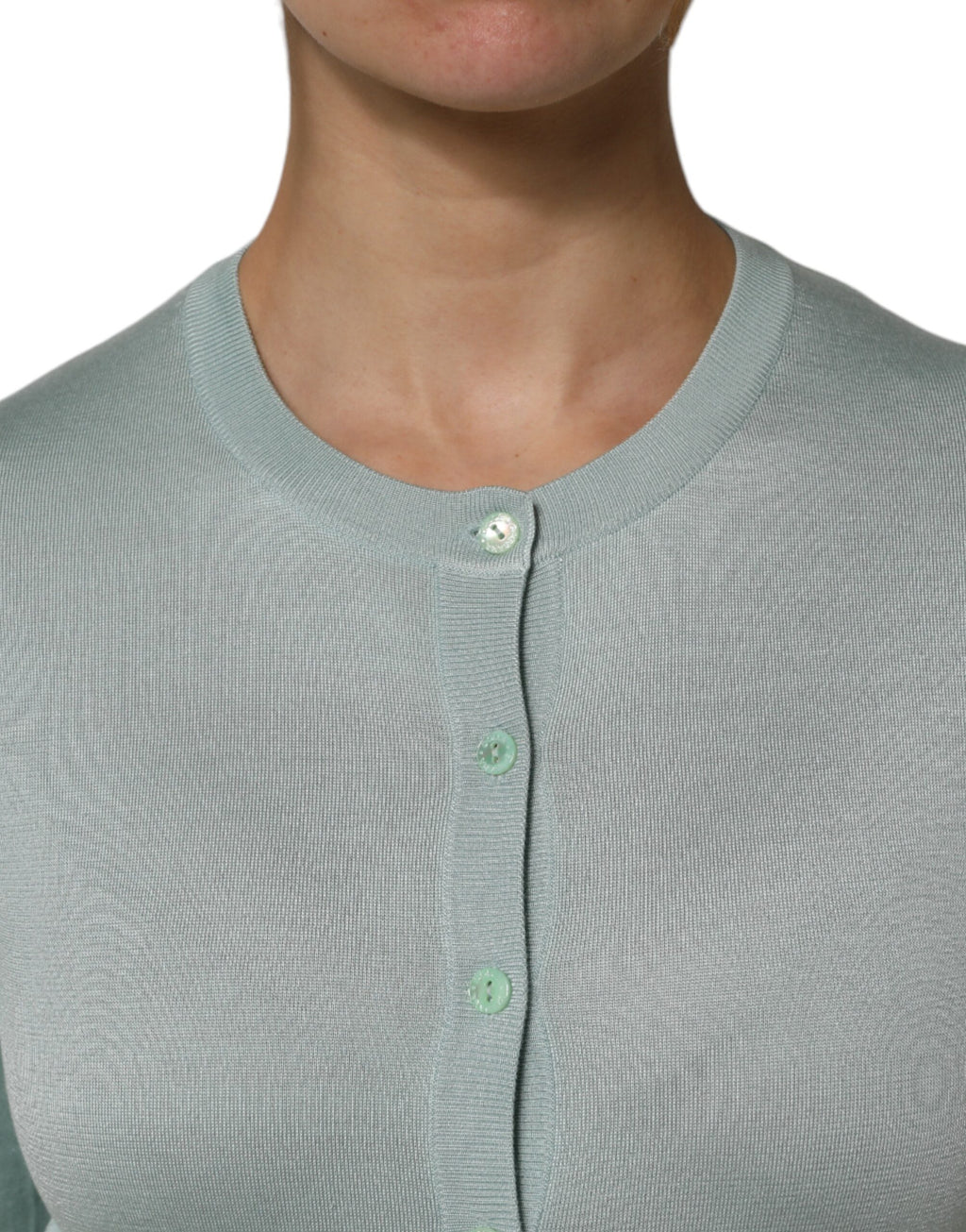 Cardigan en soie vert clair Dolce & Gabbana à boutons, léger et élégant, porté sur un mannequin.