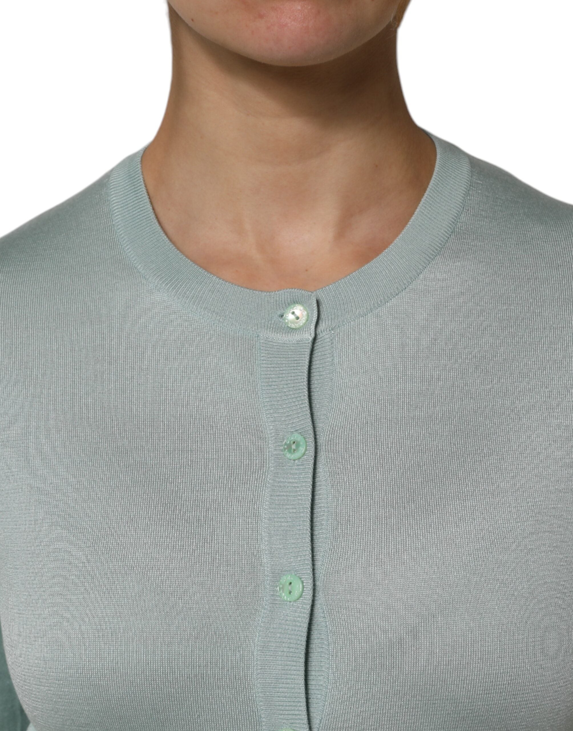 Cardigan en soie vert clair Dolce & Gabbana à boutons, léger et élégant, porté sur un mannequin.