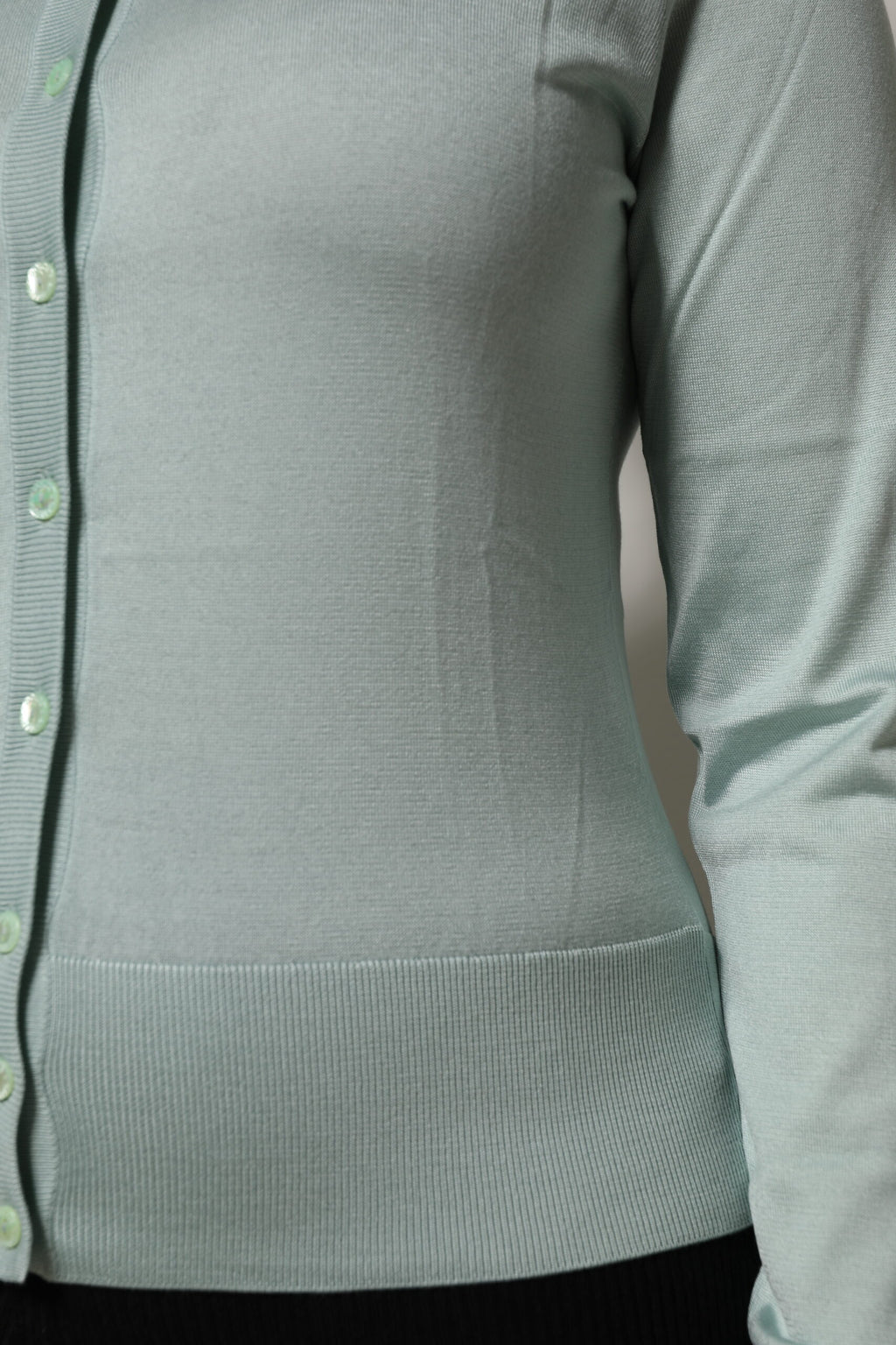 Cardigan en soie vert clair Dolce & Gabbana à boutons, léger et élégant, porté sur un mannequin.