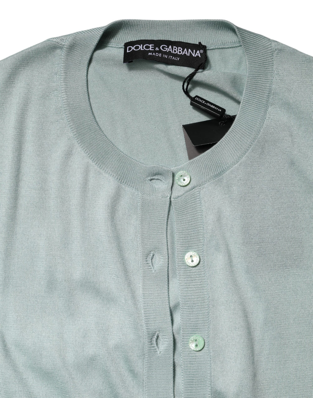 Cardigan en soie vert clair de Dolce & Gabbana avec boutons, porté décontracté, vue en gros plan.