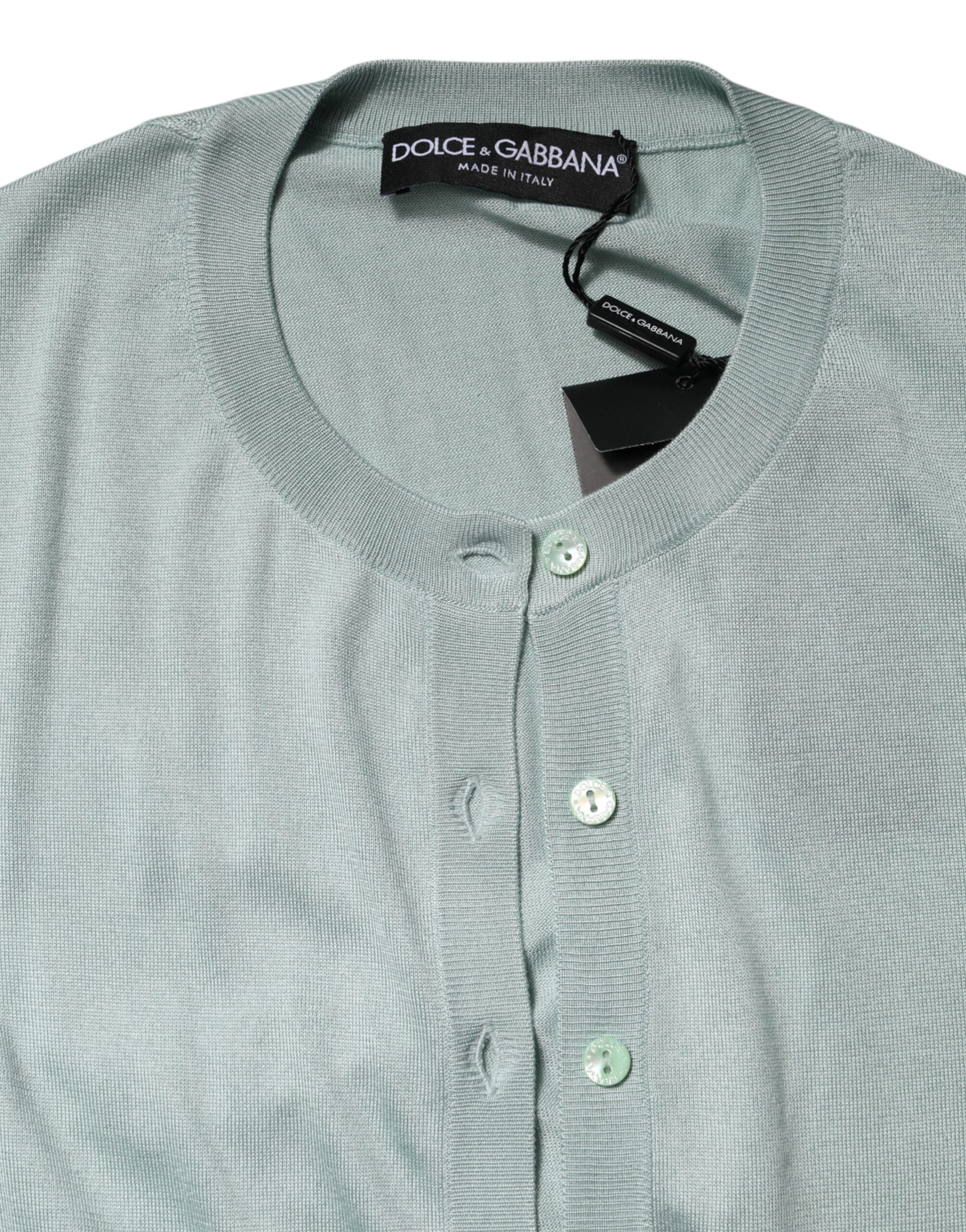 Cardigan en soie vert clair de Dolce & Gabbana avec boutons, porté décontracté, vue en gros plan.