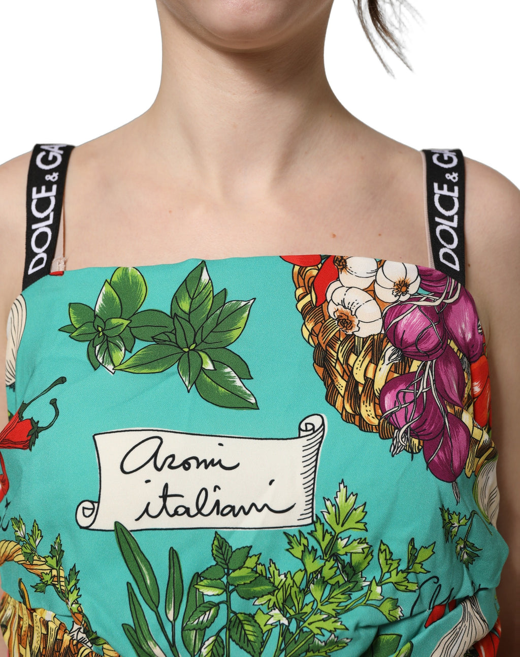 Top court en soie multicolore Dolce & Gabbana avec motif végétal, coupe courte et détails colorés.