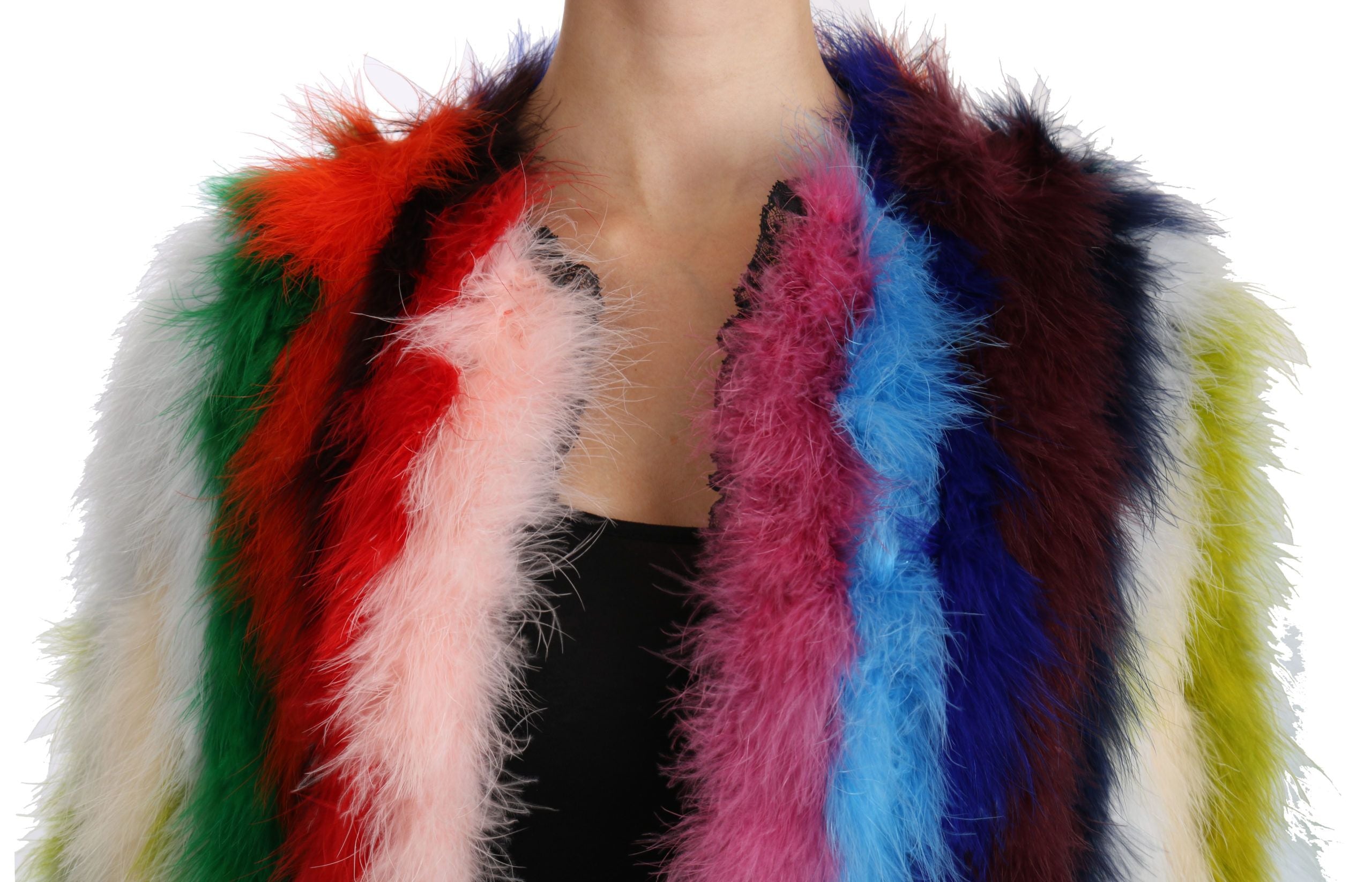 Cape en fourrure Dolce & Gabbana avec plumes multicolores de Turquie, élégante et luxueuse, visible en gros plan.