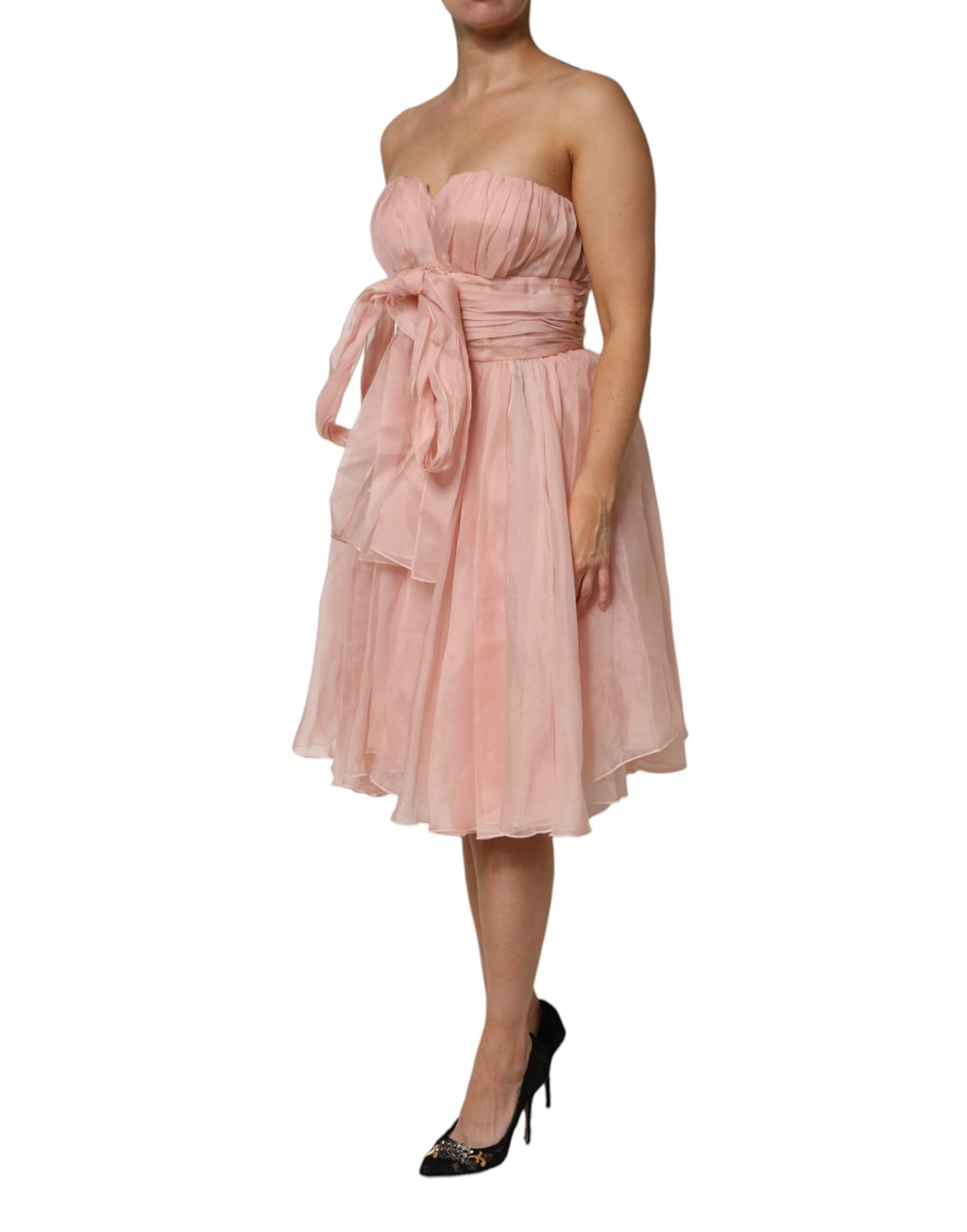 Robe midi en soie rose en chiffon plissé de Dolce & Gabbana, coupe en ligne A élégante et fluide.
