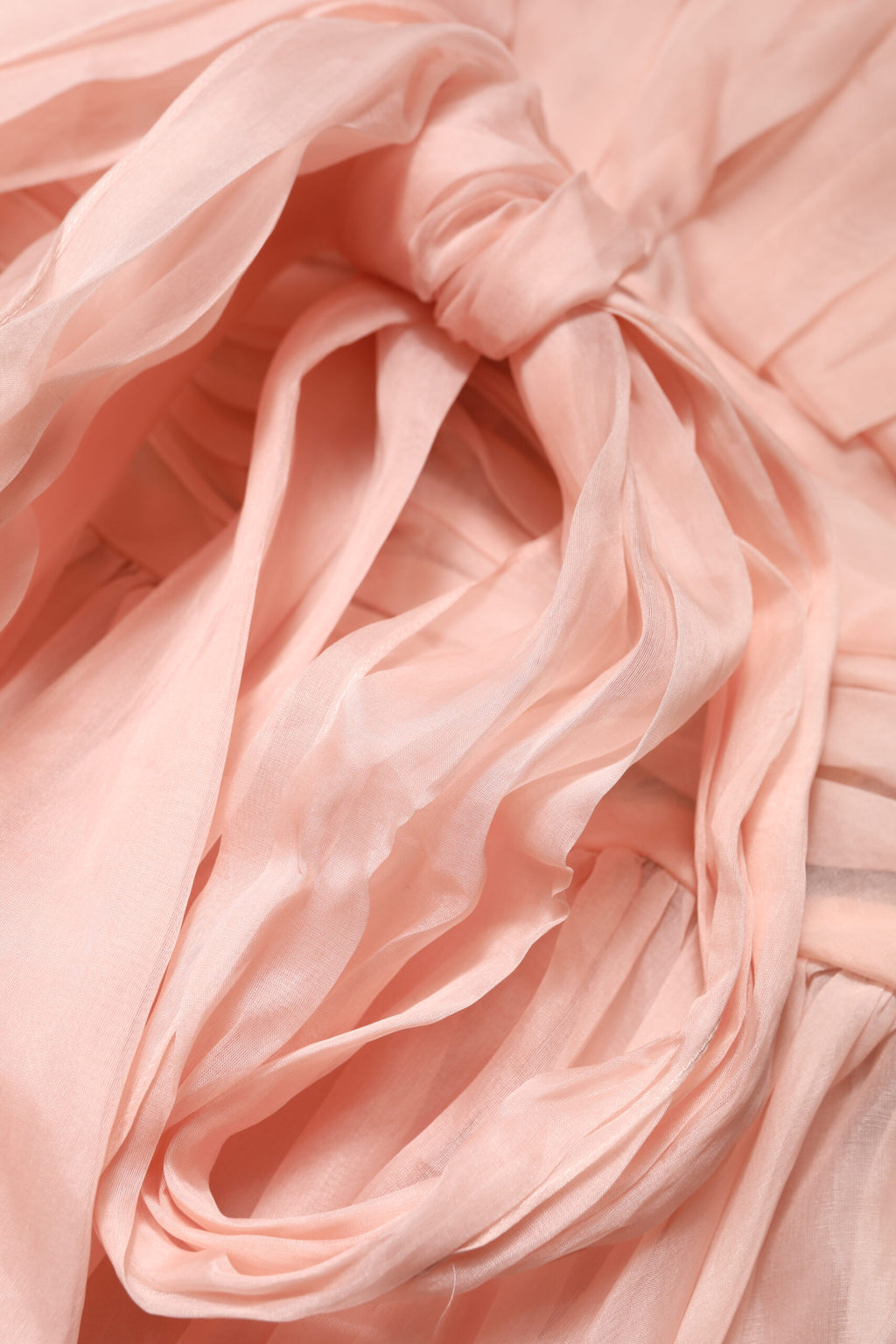 Robe midi plissée en soie chiffon rose de Dolce & Gabbana, coupe en ligne A élégante et fluide.