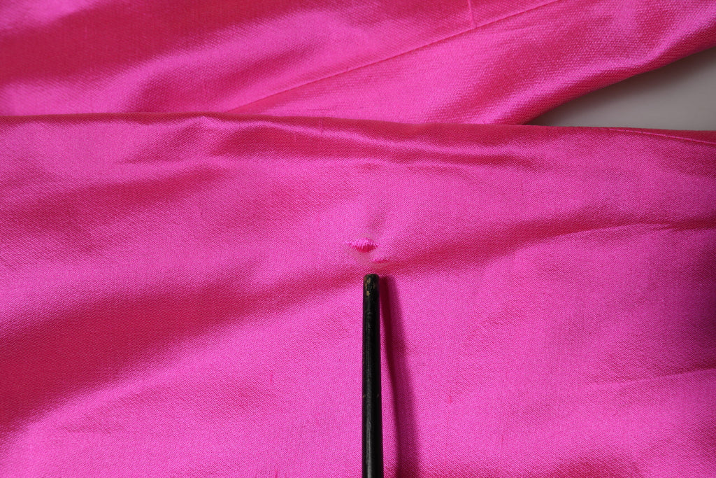 Pantalon en soie rose à taille haute de Dolce & Gabbana, pantalon élégant pour femme, vue de face.