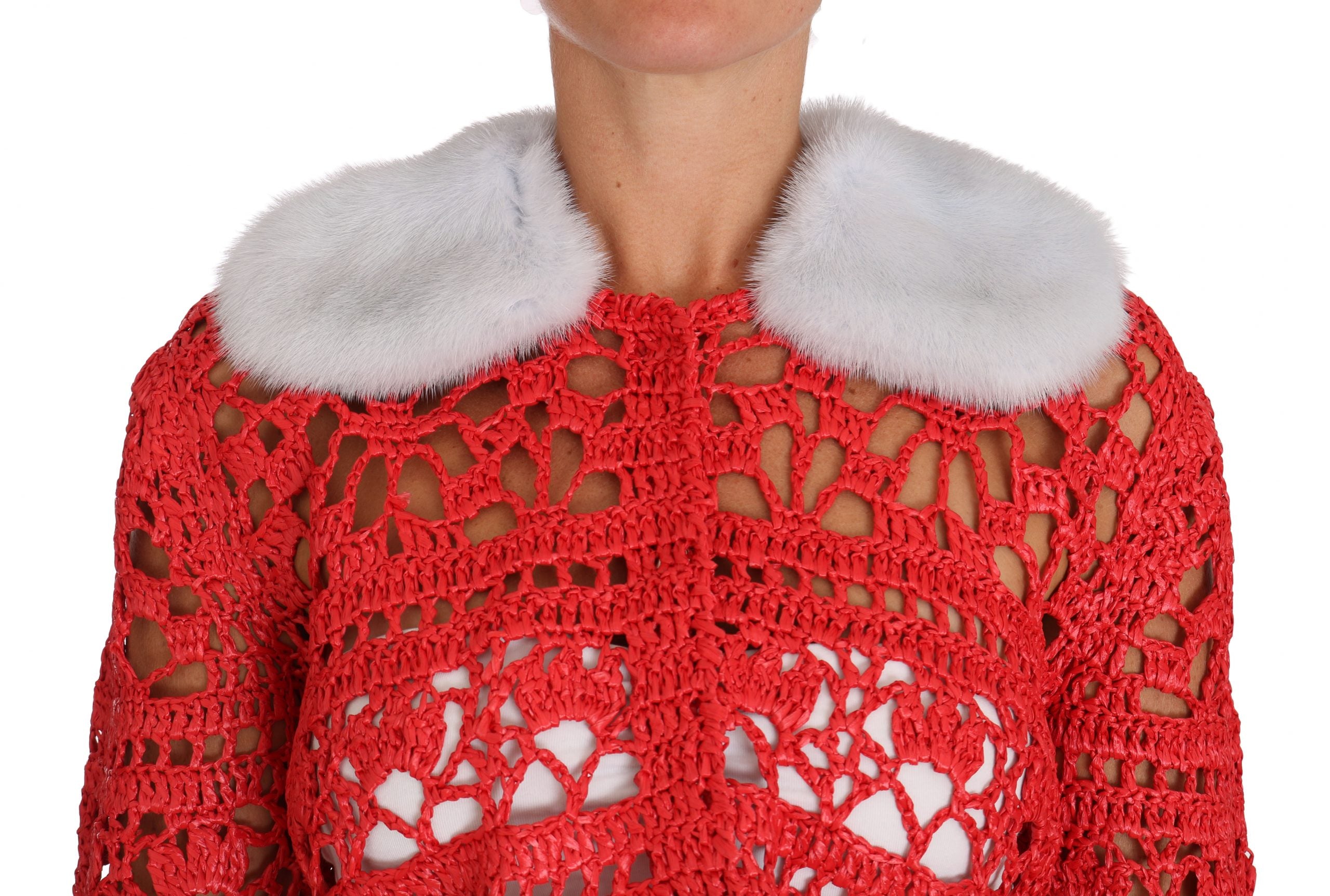 Cardigan rouge en crochet Dolce & Gabbana avec tricot en raffia, vue de face, détail du tissu et de la texture.