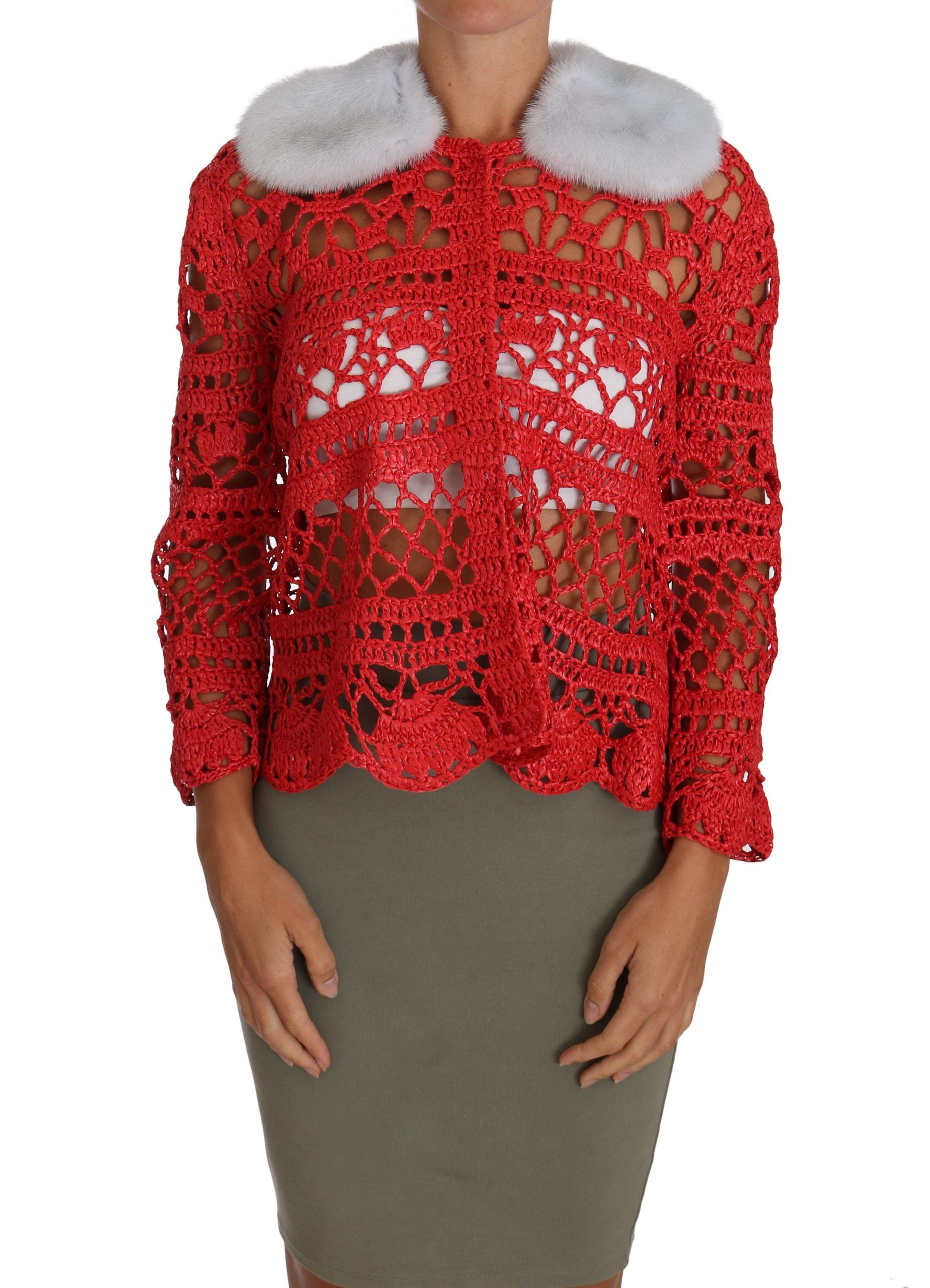 Pull en crochet rouge Dolce & Gabbana avec détails en raffia, vue de face sur un mannequin.