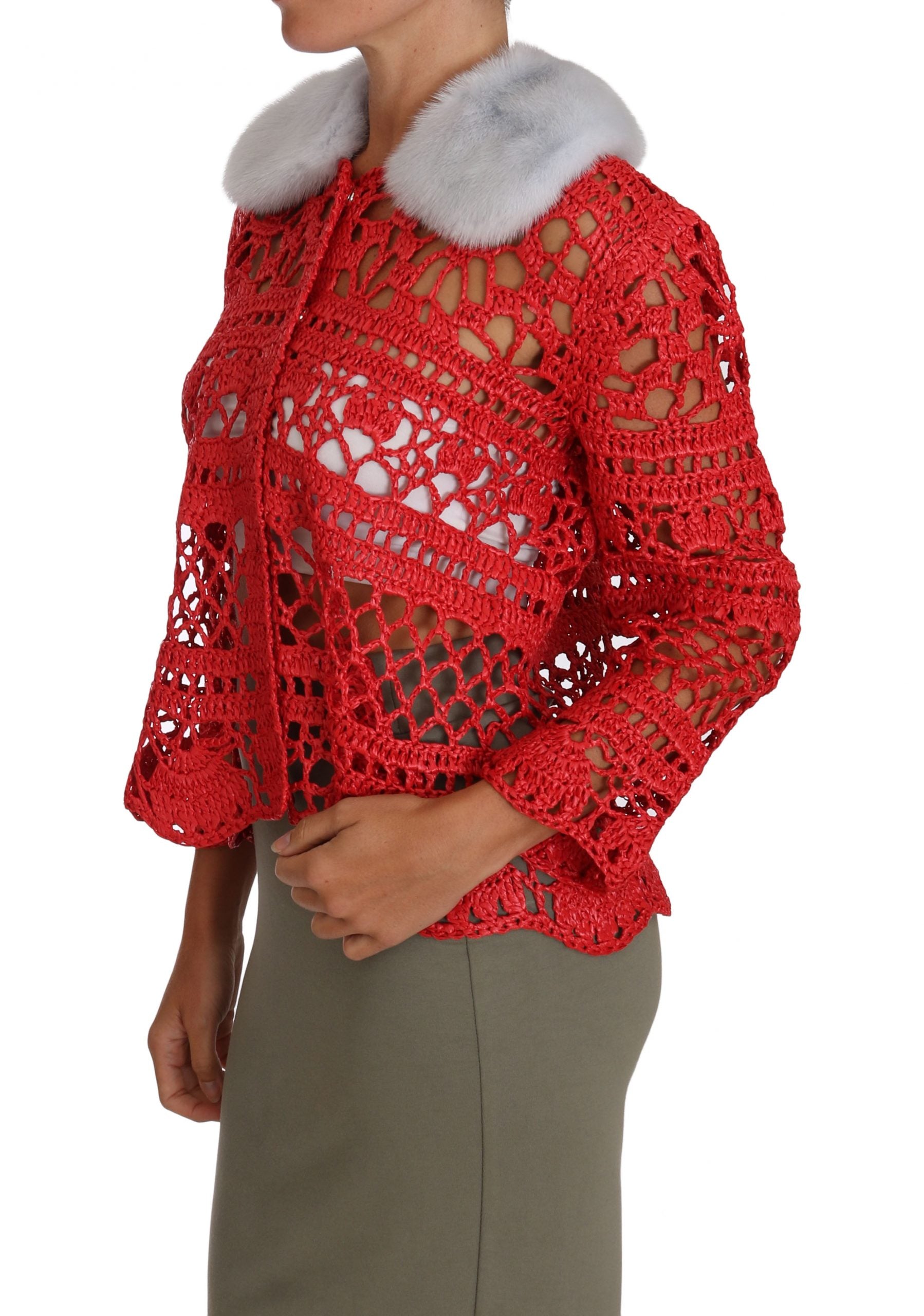 Cardigan rouge Dolce & Gabbana en crochet avec tricot en raphia, pull élégant et texturé.