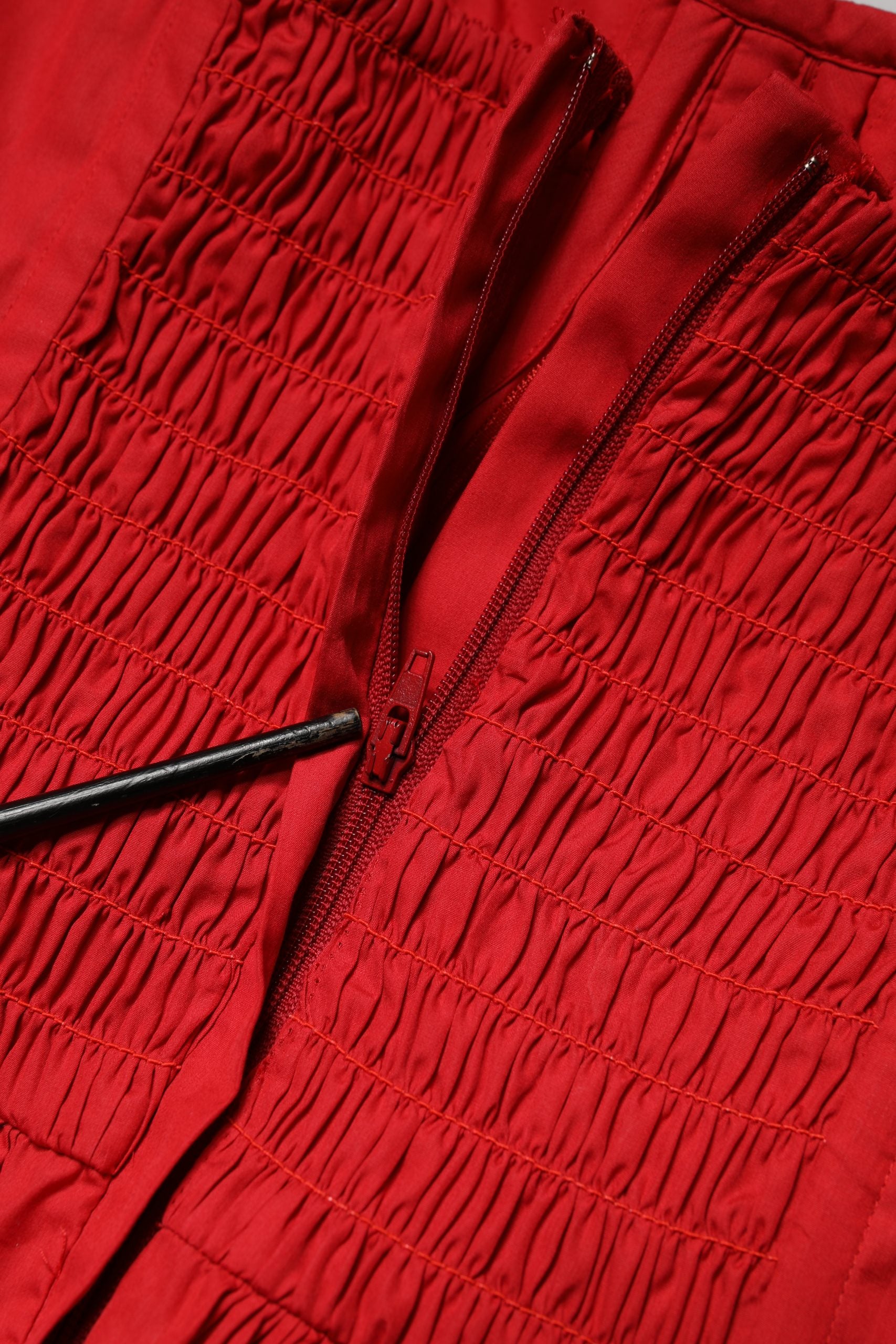 Robe courte rouge en coton sans manches de style A-line par Dolce & Gabbana, élégante et légère pour l'été.
