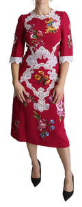Robe mi-longue en satin rouge à fleurs brodées de Dolce & Gabbana, coupe ajustée et élégante.