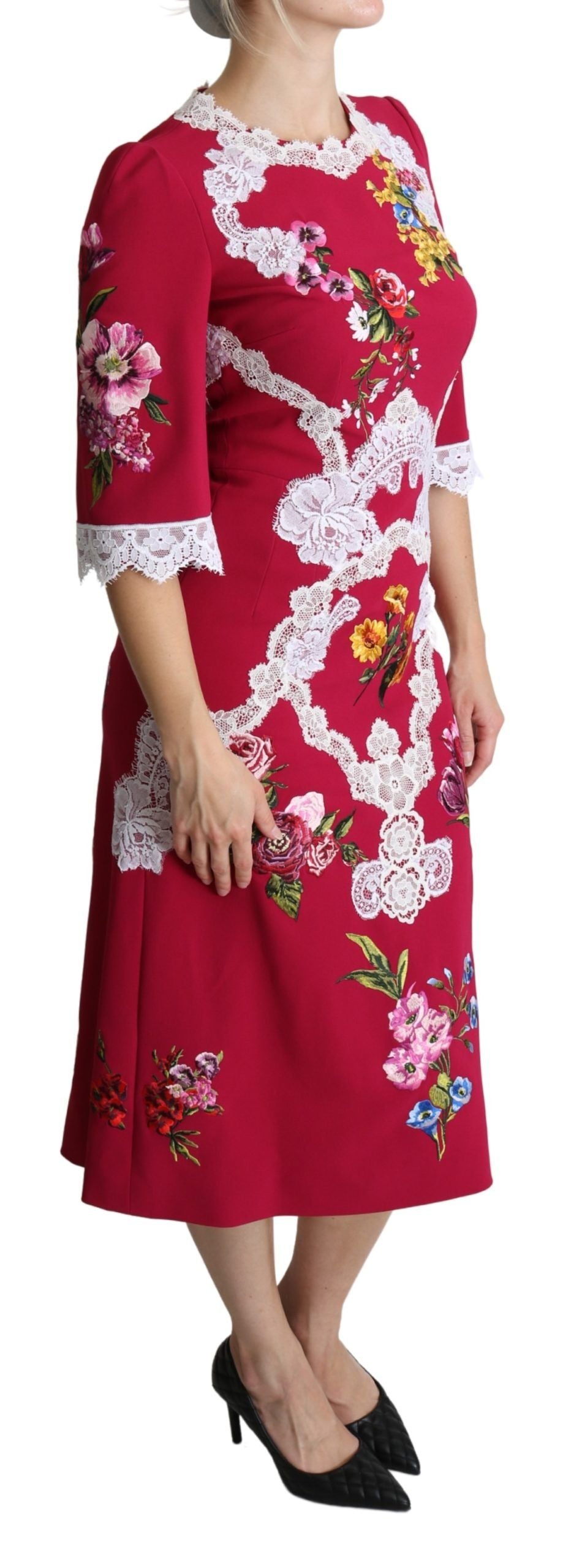 Robe midi Dolce & Gabbana en satin rouge avec broderies florales et coupe ajustée, élégante et sophistiquée.