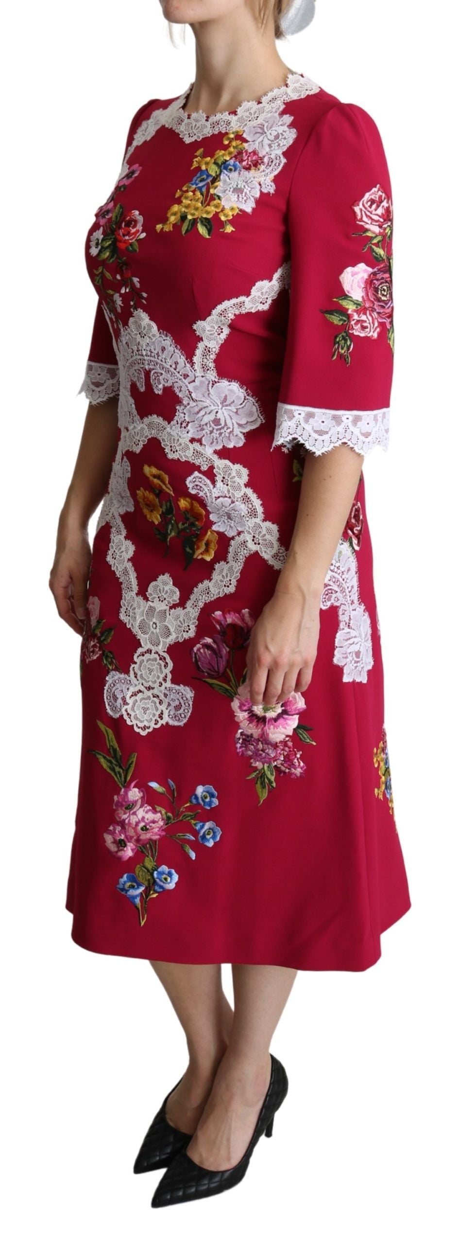 Robe midi droite Dolce & Gabbana rouge à fleurs brodées, élégante et sophistiquée, avec finition soignée.