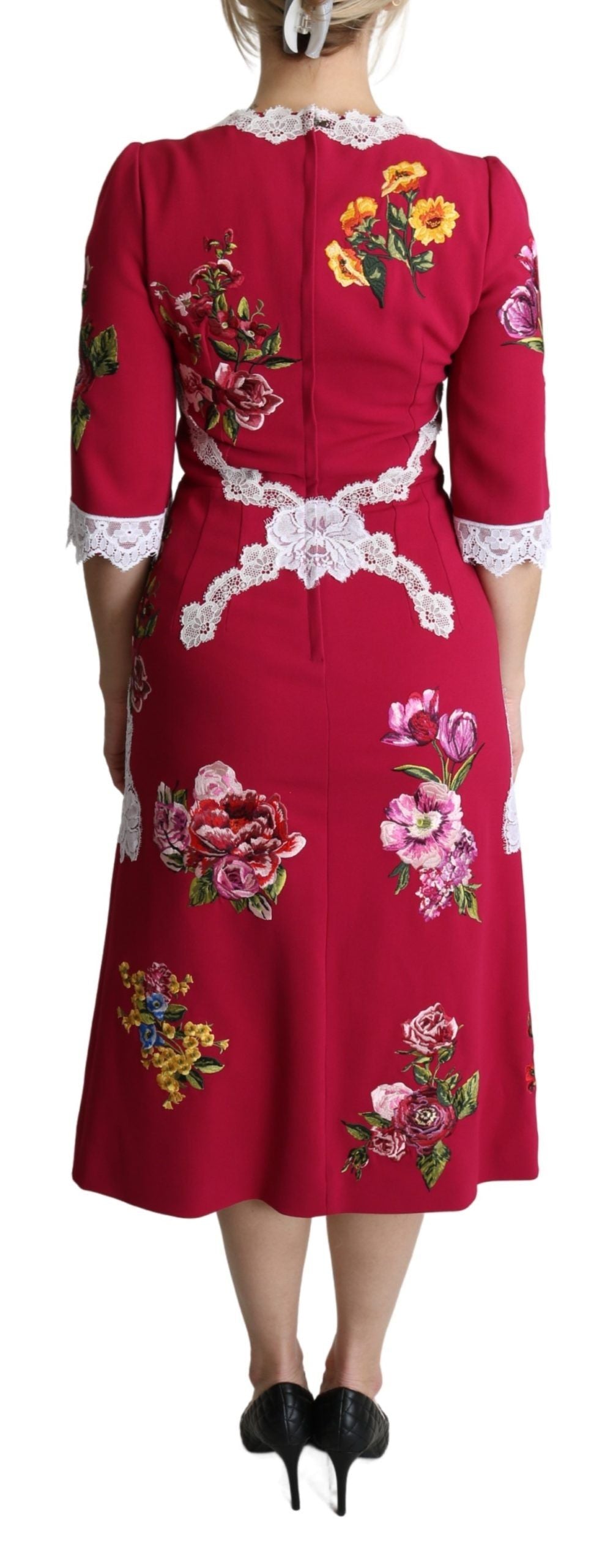 Robe midi ajustée Dolce & Gabbana rouge à fleurs brodées, design élégant et sophistiqué, en tissu fluide.