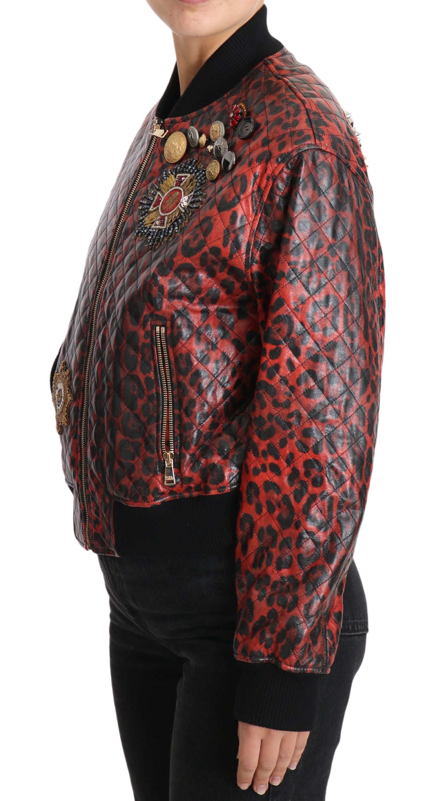 Veste en cuir rouge à boutons et cristaux Dolce & Gabbana avec motif léopard, style élégant et tendance.