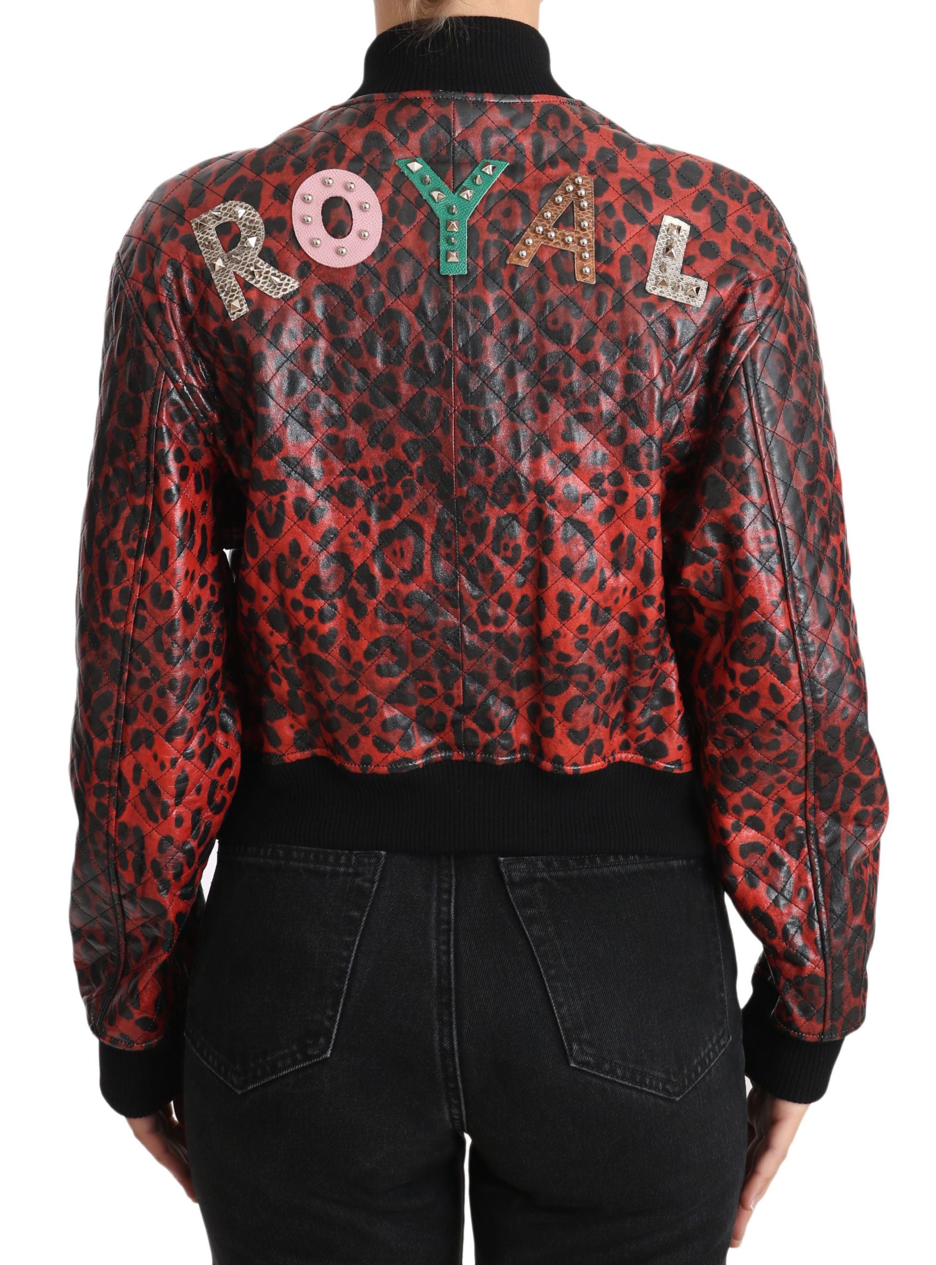 Veste en cuir rouge à motif léopard avec boutons et cristaux, signée Dolce & Gabbana, visible en détail.