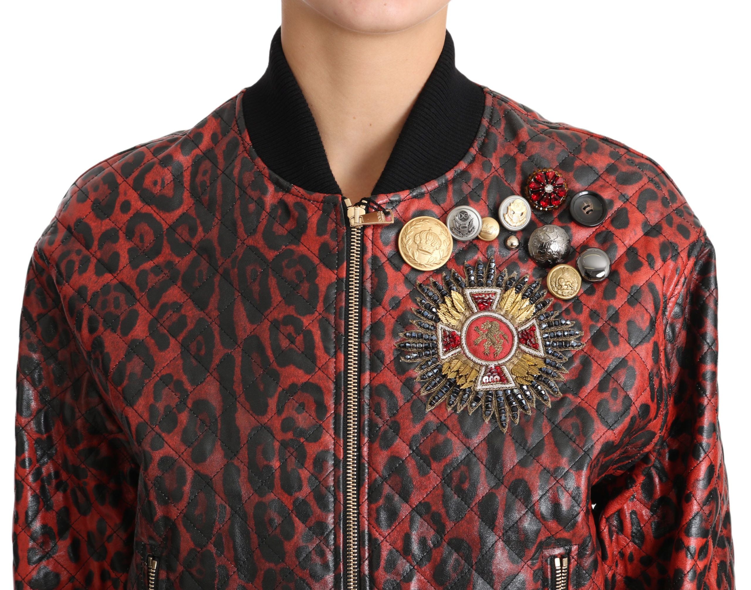 Veste en cuir rouge à imprimé léopard avec boutons et cristaux, Dolce & Gabbana, style élégant et audacieux.