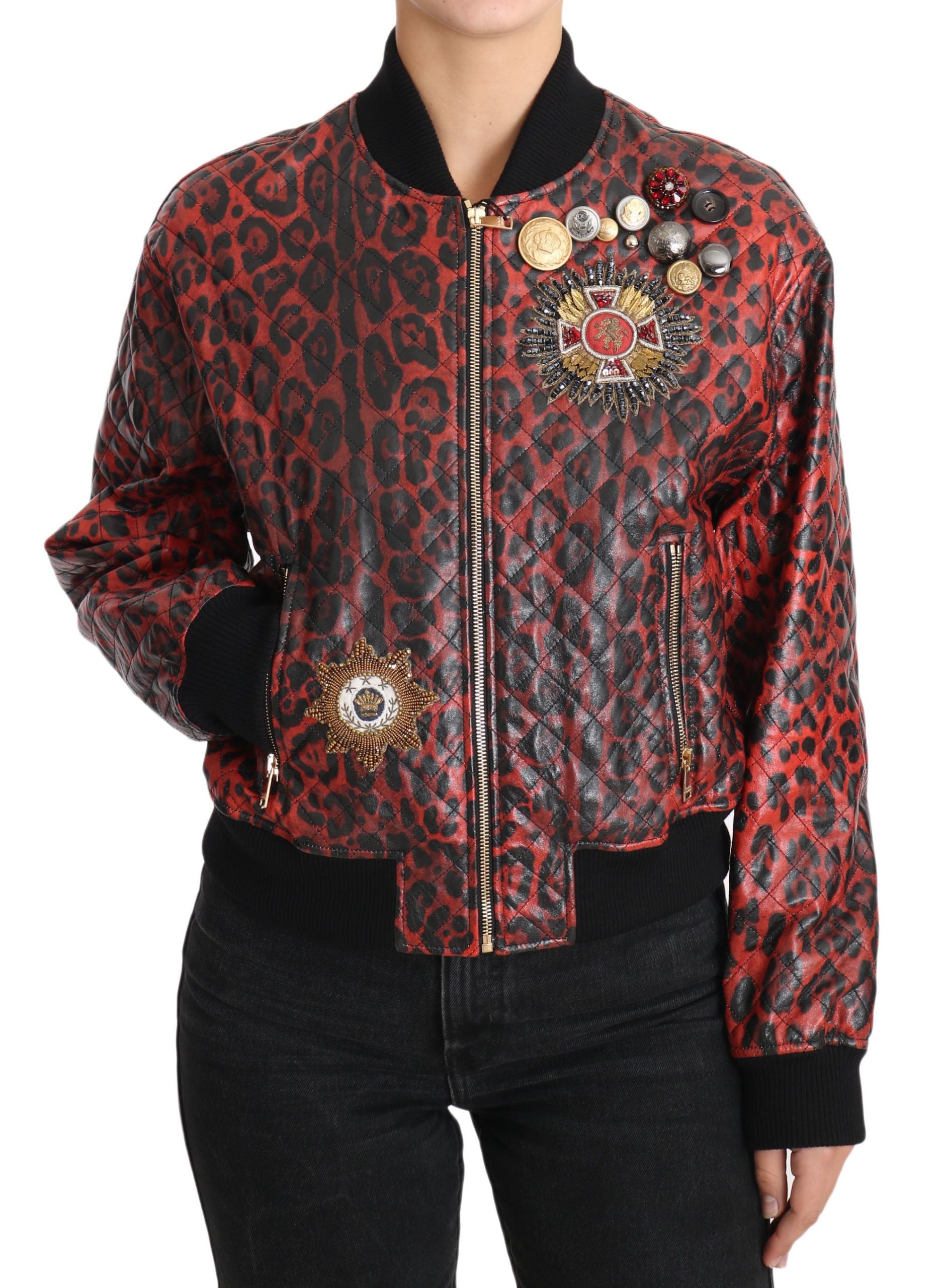 Veste en cuir rouge à imprimé léopard avec boutons et cristaux Dolce & Gabbana, style élégant et tendance.