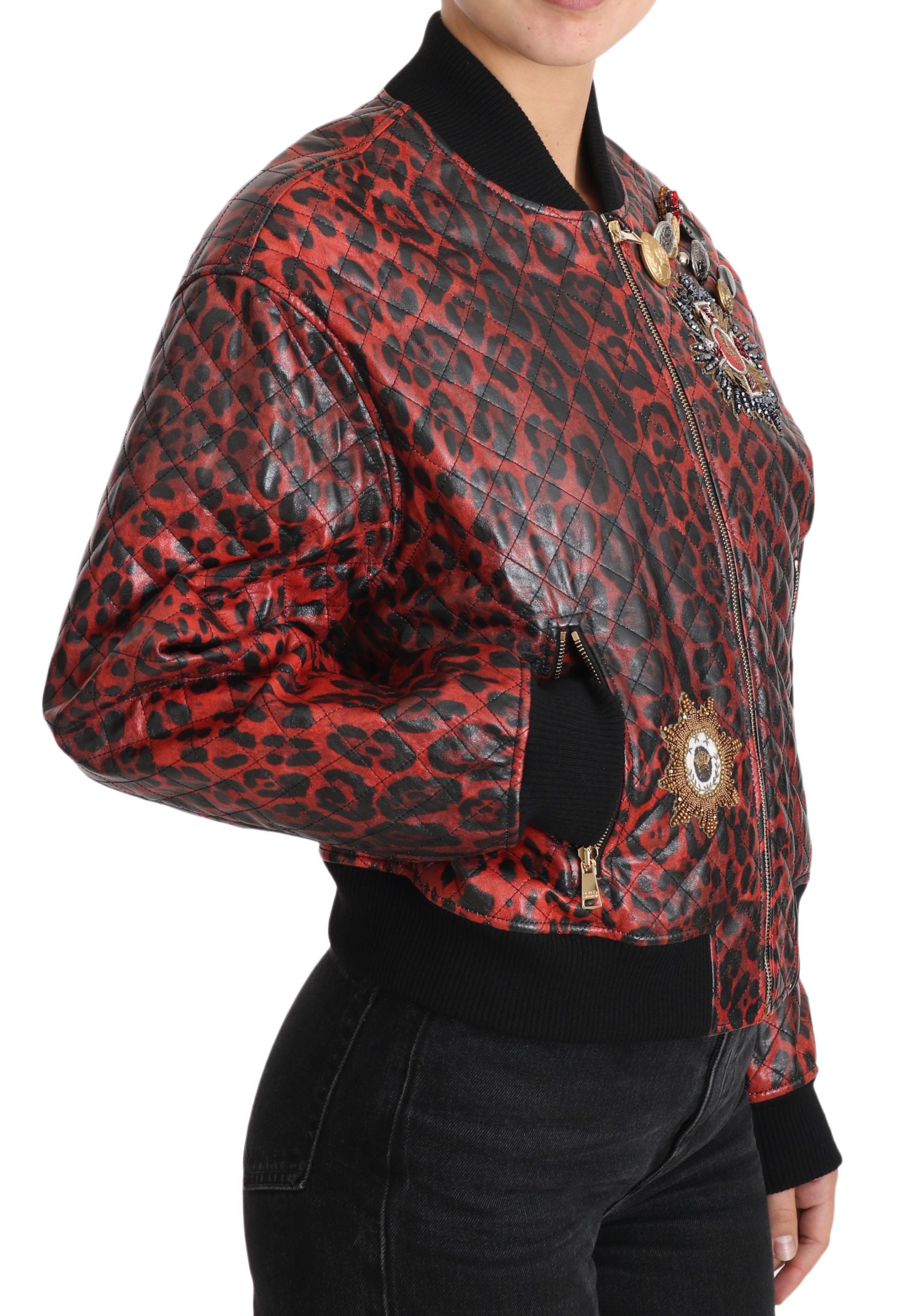 Veste en cuir rouge Dolce & Gabbana avec motif léopard, boutons et cristaux, style élégant et audacieux.