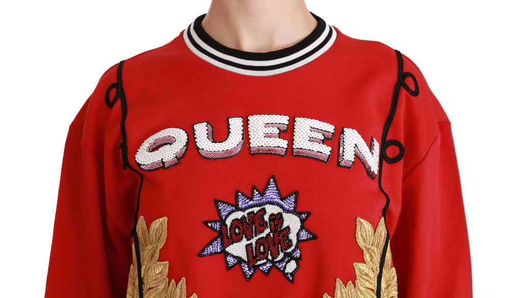 Pull-over Dolce & Gabbana Red Queen en sequins avec motif Love, doux et tendance, porté sur un mannequin.
