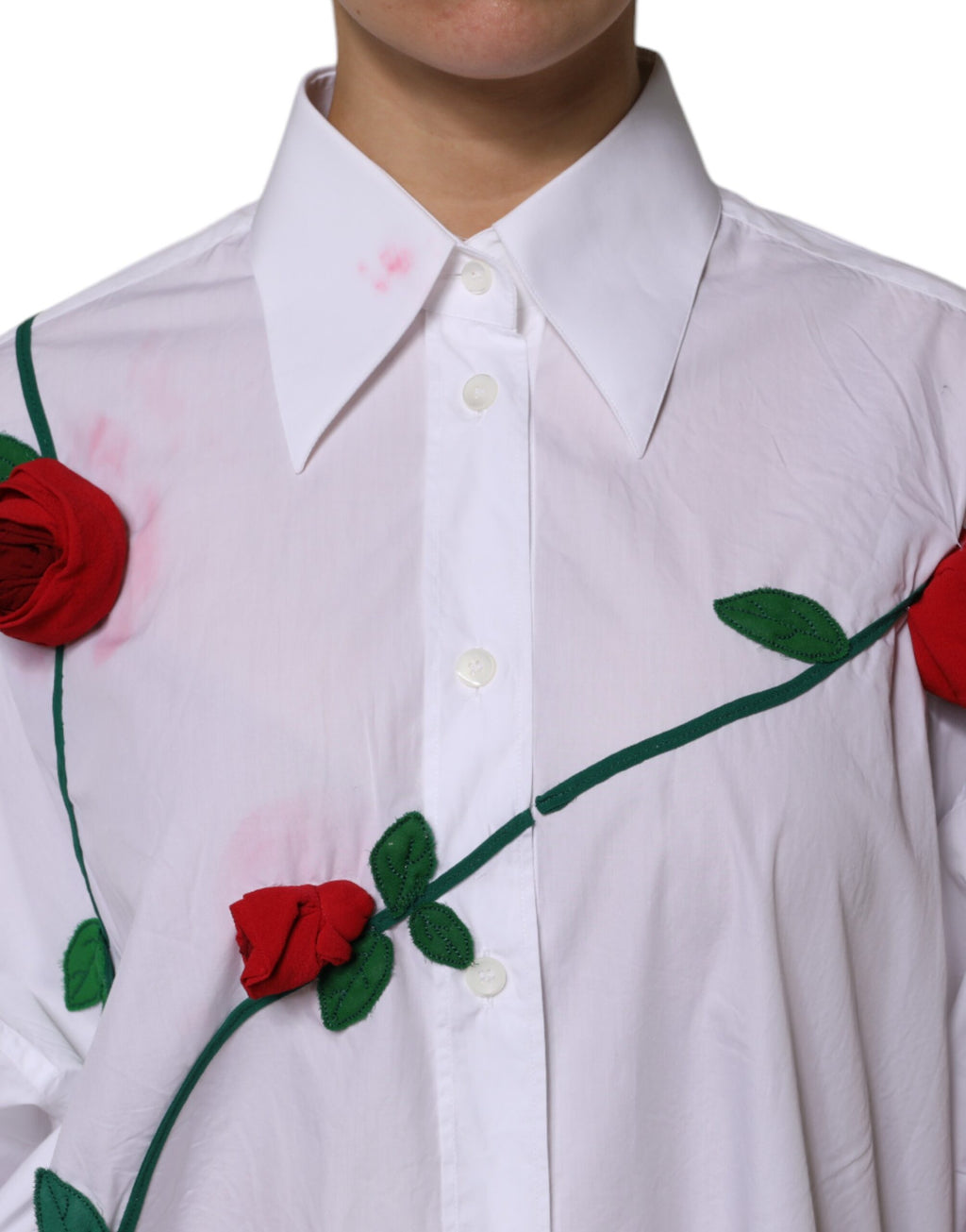 Chemise Dolce & Gabbana en coton blanc avec appliqués floraux, style élégant et détails délicats visibles sur la photo.
