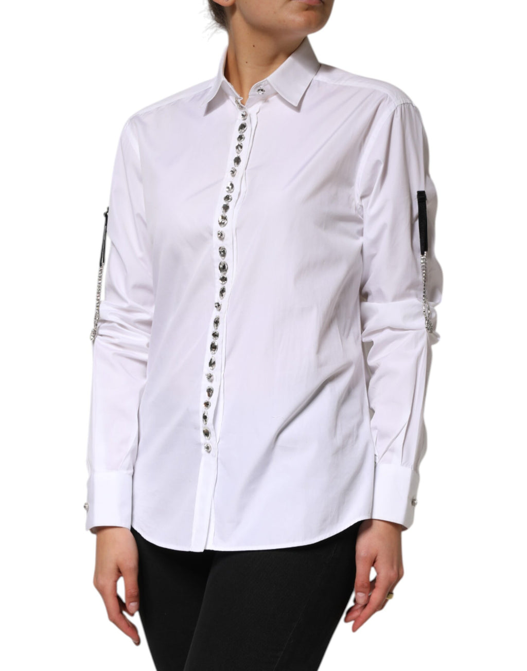 Chemise blanche Dolce & Gabbana avec col orné de cristaux, élégante et sophistiquée, vue de face.