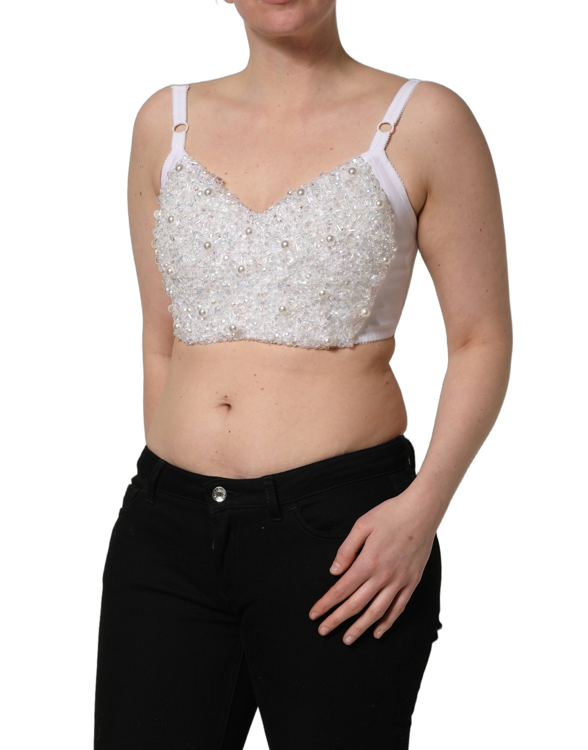 Crop top corset en perles blanches de Dolce & Gabbana, bustier court élégant avec détails perlés et design sophistiqué.
