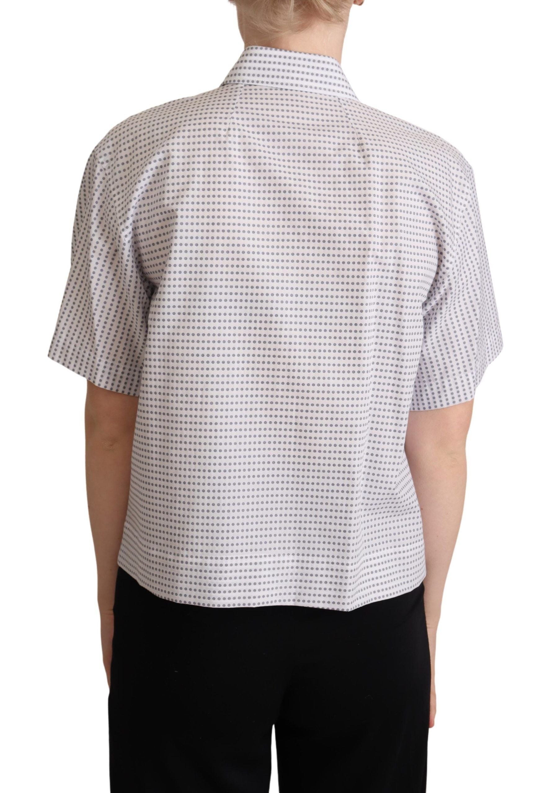 Chemisier blanc à pois Dolce & Gabbana avec col, en tissu léger, détails élégants et style classique.