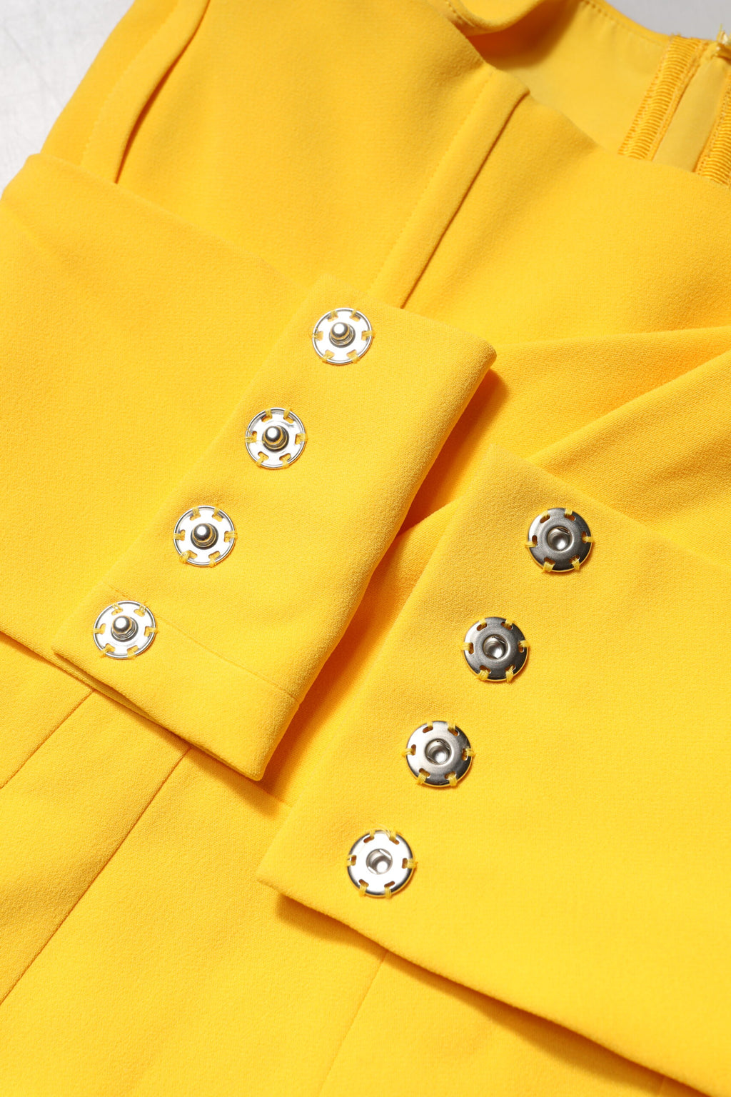 Robe midi jaune à une épaule avec fente latérale de Dolce & Gabbana, élégante et sophistiquée, portée sur un mannequin.