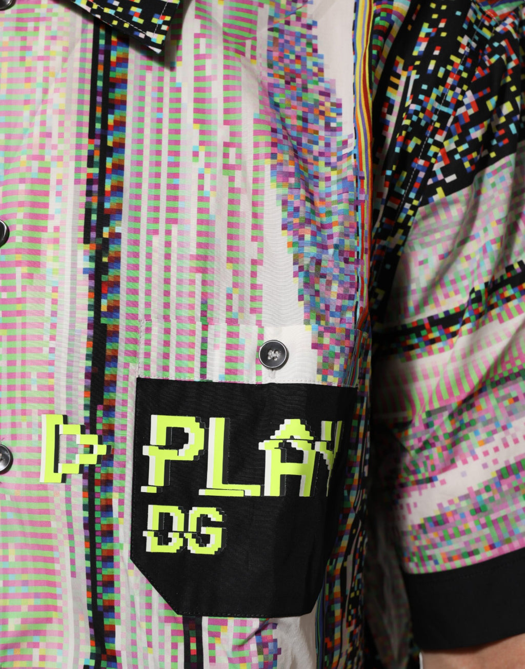 Chemise décontractée Dolce & Gabbana à col avec motif multicolore graphique, style casual et design tendance.