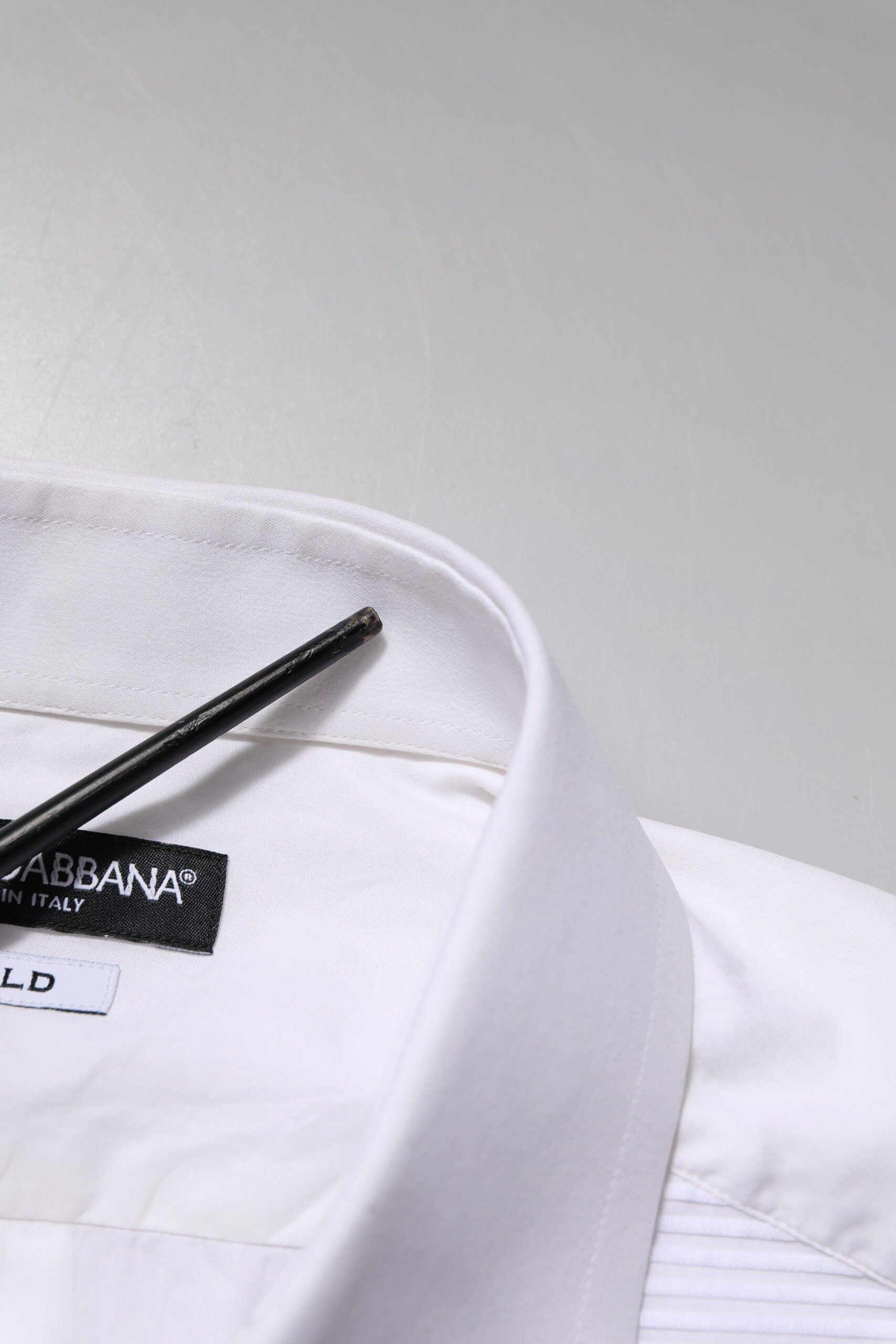 Chemise formelle blanche en coton Dolce & Gabbana avec manches longues et détails dorés, élégante et sophistiquée.