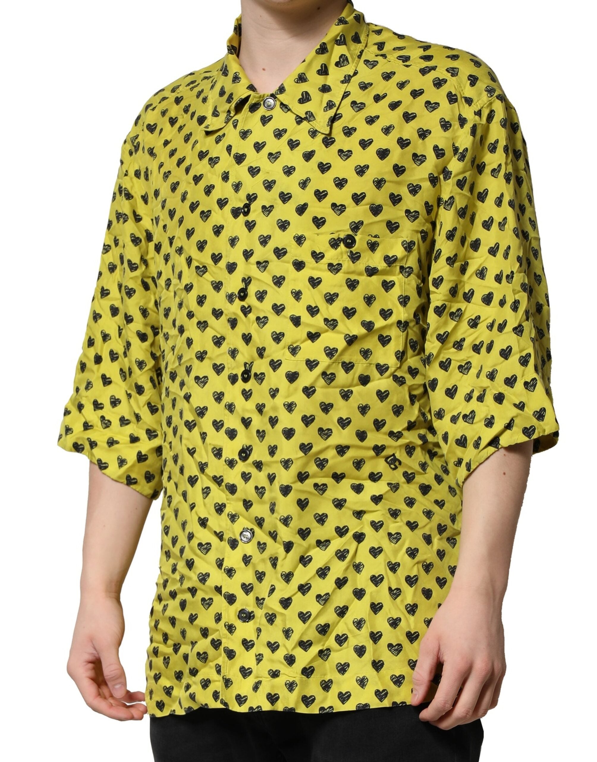 Chemise décontractée pour homme Dolce & Gabbana, courte manches, motif cœur jaune, tissu léger, style élégant et casual.