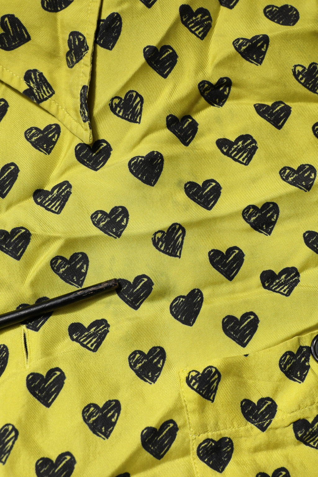 Chemise homme Dolce & Gabbana à manches courtes jaune avec motif cœur, style casual et décontracté.
