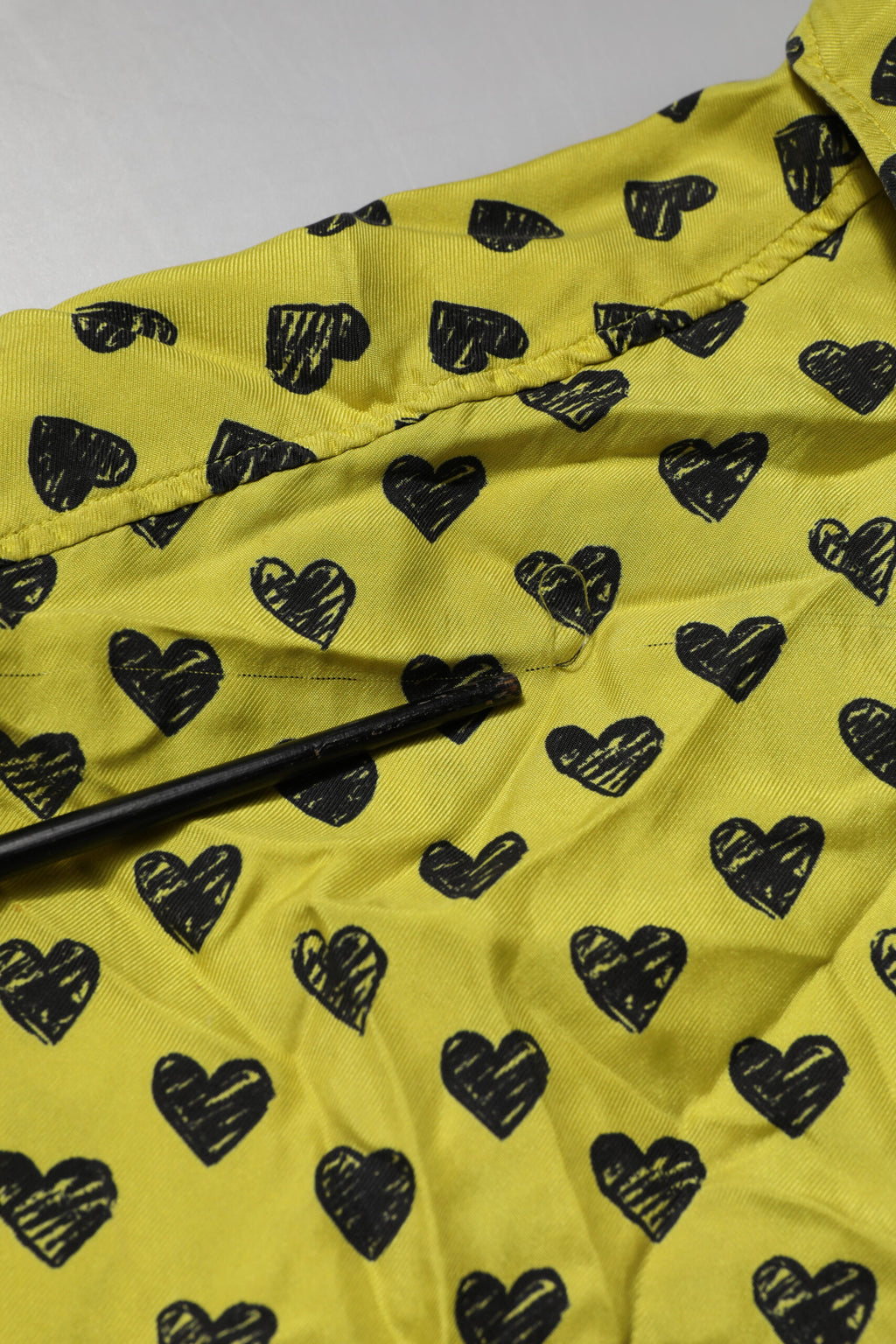 Chemise homme Dolce & Gabbana à manches courtes jaunes avec motif de cœur, style décontracté et élégant.