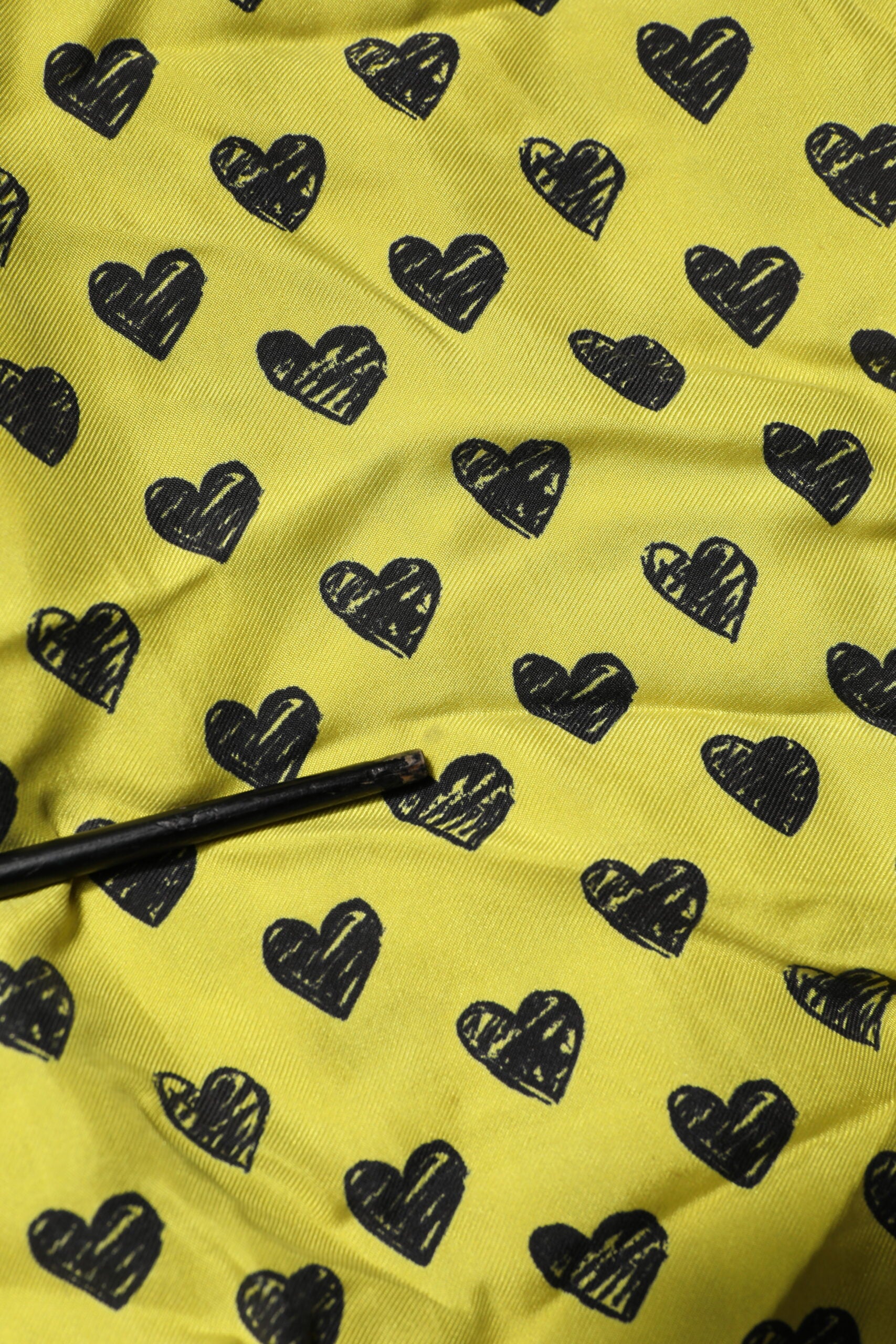 Chemise décontractée homme Dolce & Gabbana à manches courtes, jaune avec motif cœur, style casual et élégant.