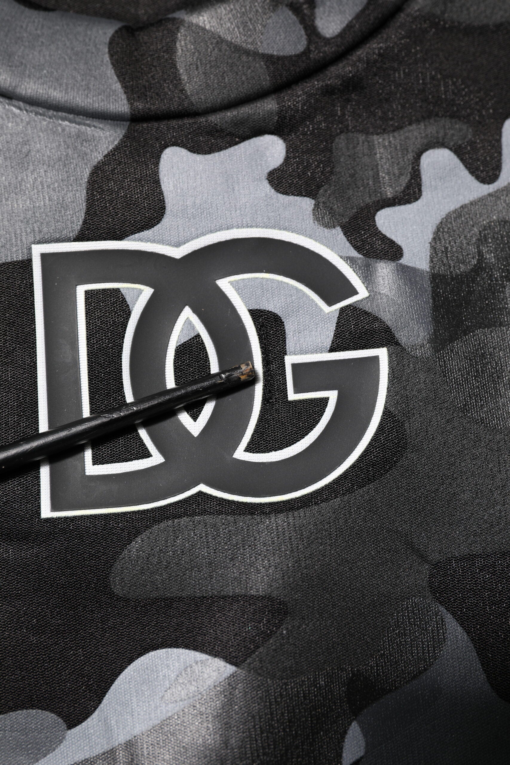 Sweat-shirt Dolce & Gabbana noir avec motif camouflage, pull-over en coton, style décontracté et tendance.