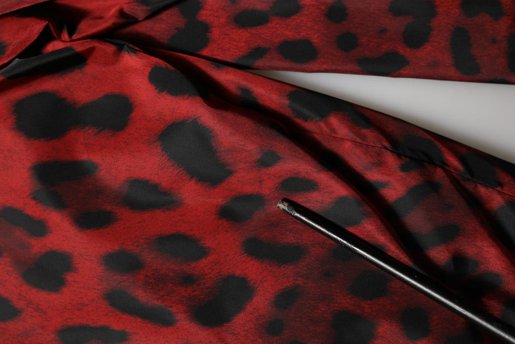 Veste bomber zippée Dolce & Gabbana à imprimé léopard rouge, style élégant et tendance, vue de face.