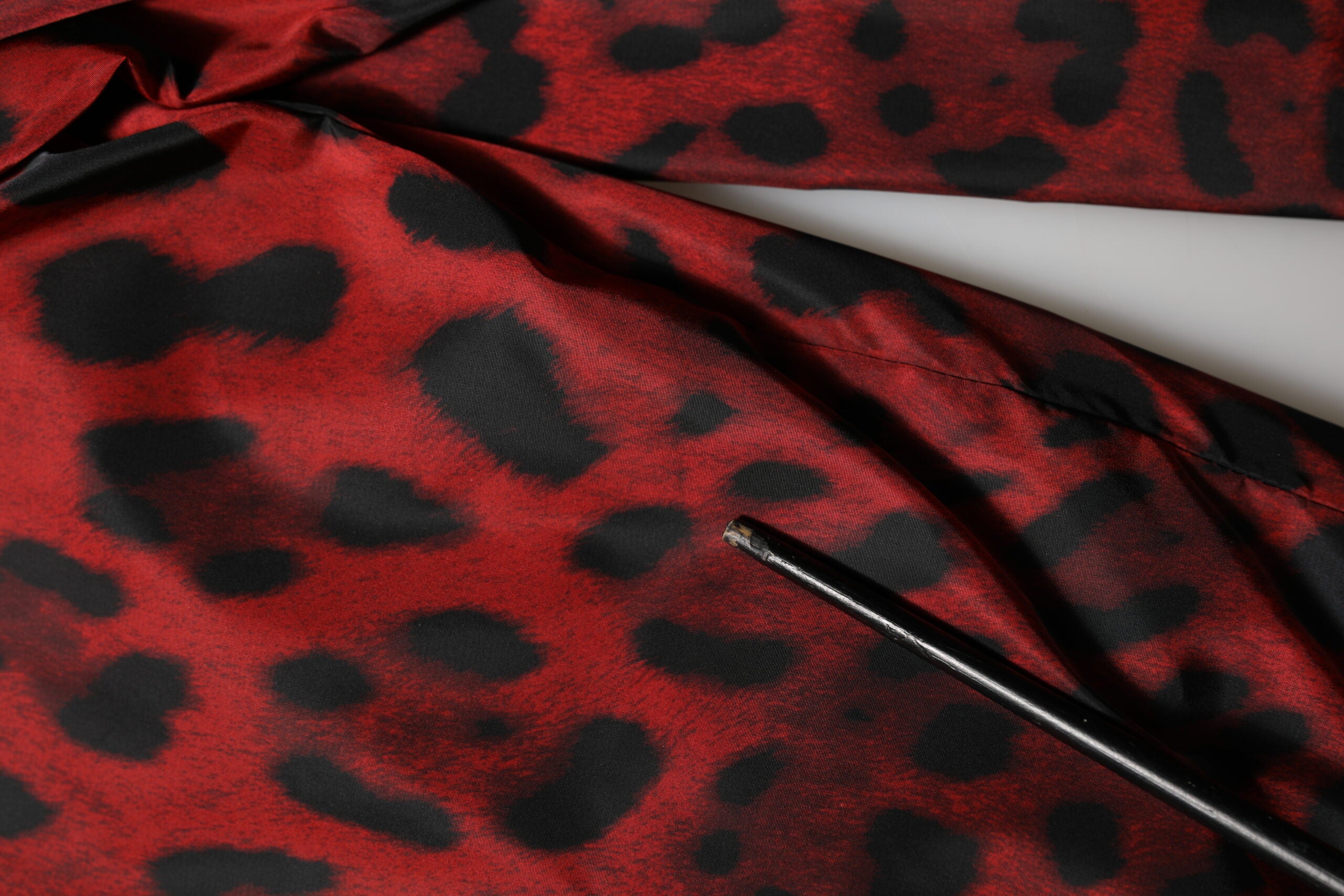 Veste bomber zippée Dolce & Gabbana à imprimé léopard rouge, style élégant et tendance, vue de face.