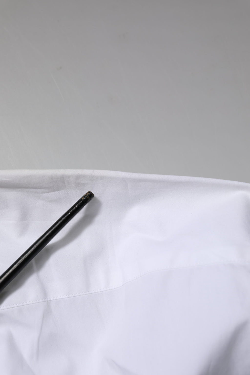 Chemise formelle blanche en coton Dolce & Gabbana à manches longues avec détails dorés, élégante et sophistiquée.