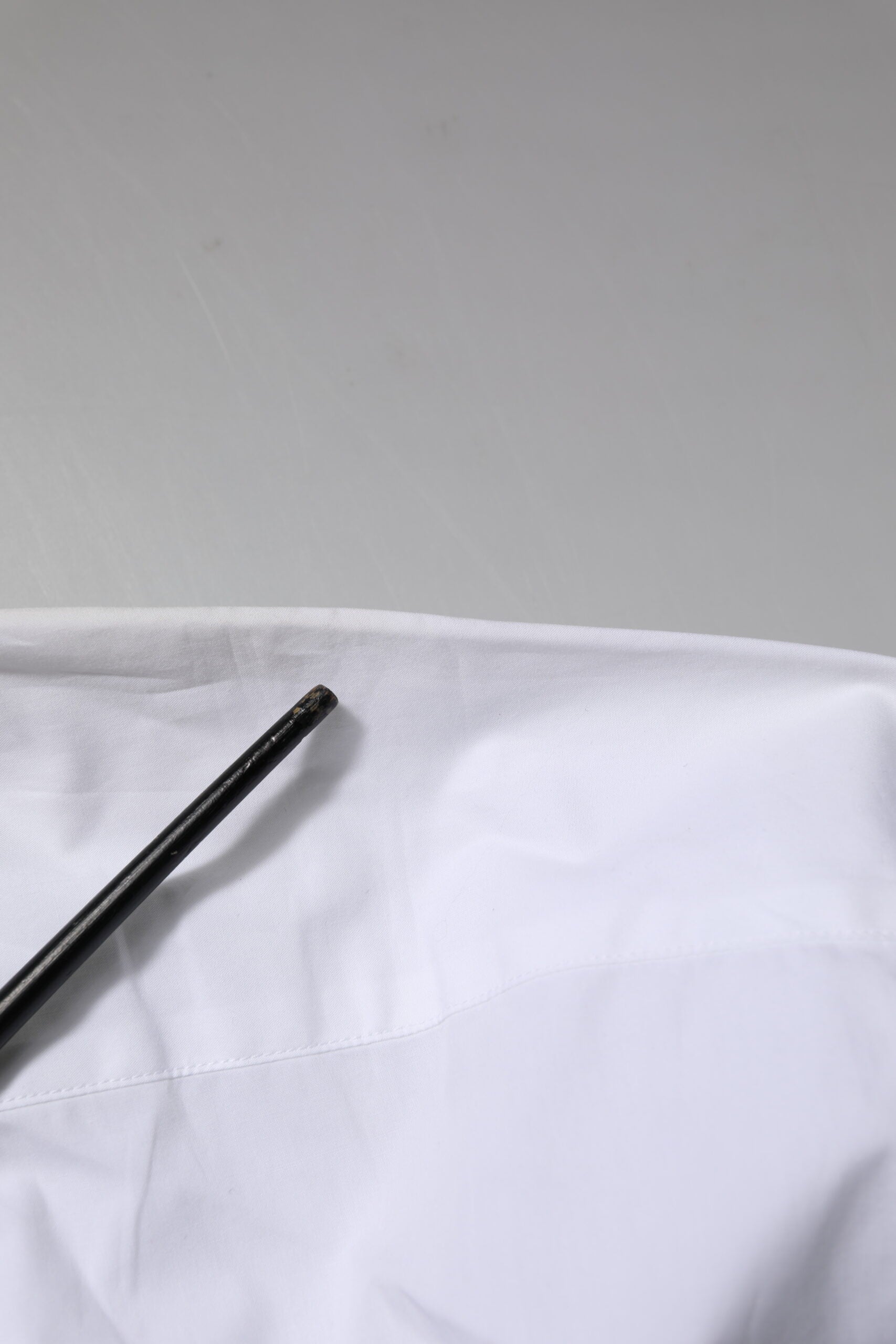 Chemise formelle blanche en coton Dolce & Gabbana à manches longues avec détails dorés, élégante et sophistiquée.