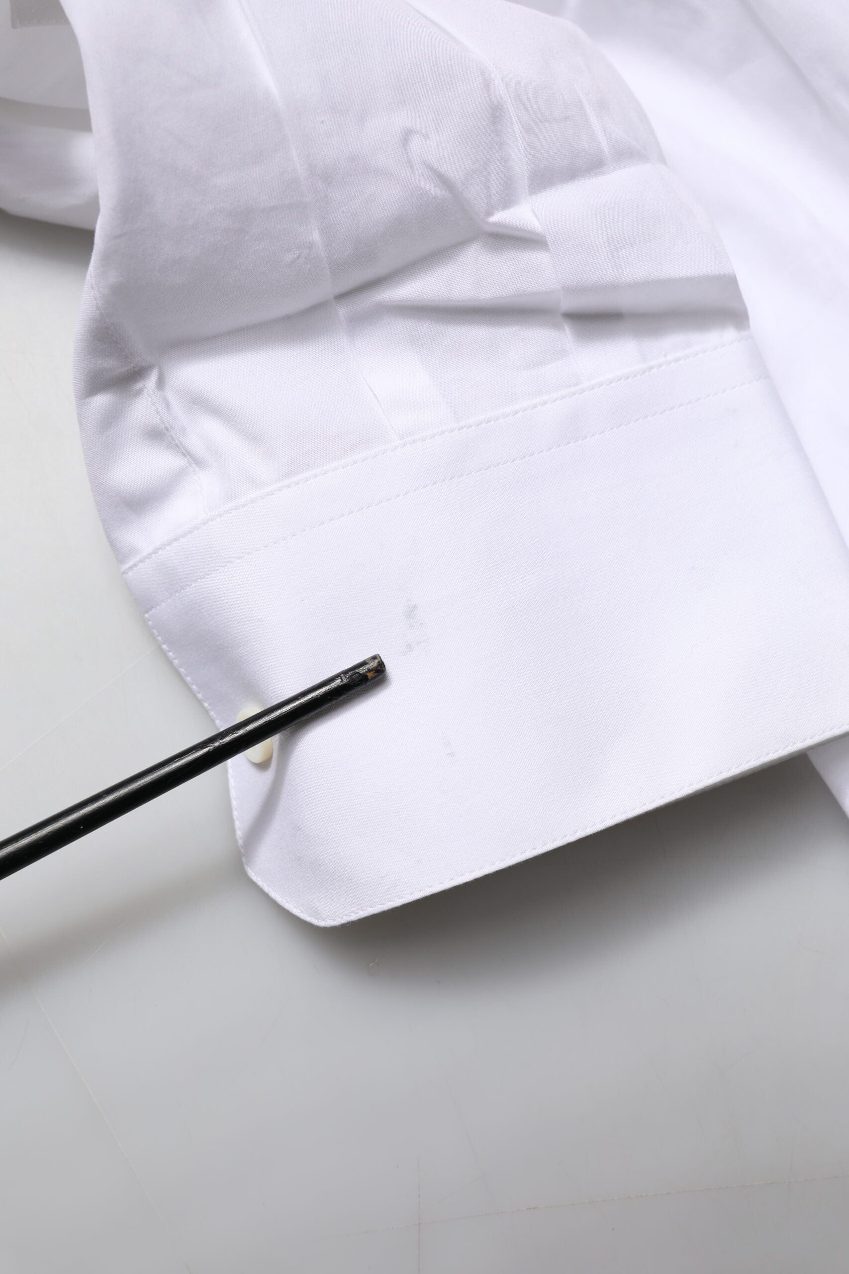 Chemise formelle blanche Dolce & Gabbana avec détails dorés, style bib, en popeline pour homme, élégante et sophistiquée.