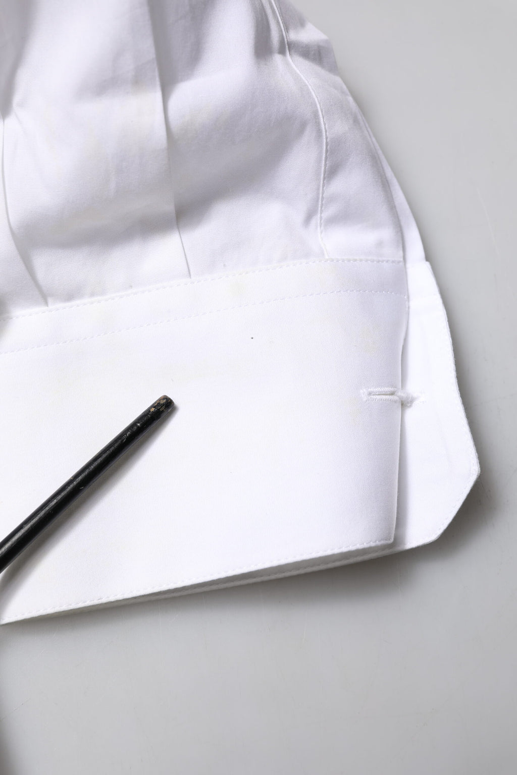 Chemise formelle pour homme Dolce & Gabbana blanche en popeline avec détails dorés, style élégant et sophistiqué.