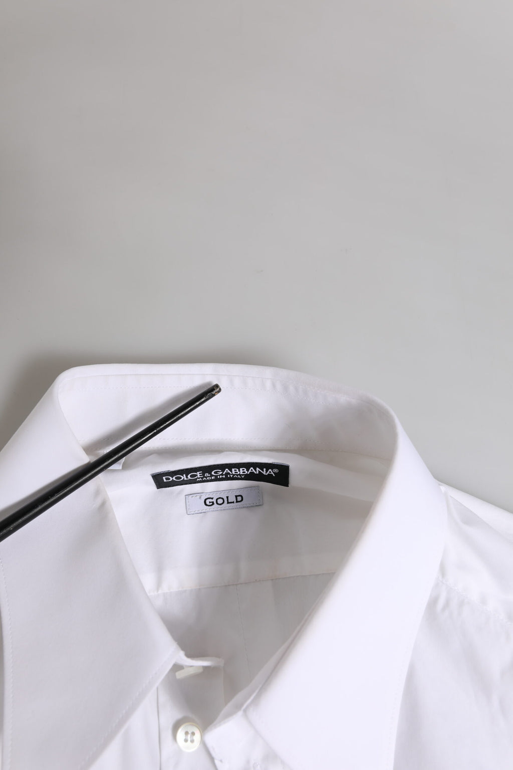 Chemise formelle homme Dolce & Gabbana blanche à manches longues avec détails dorés, élégant vêtement de soirée.