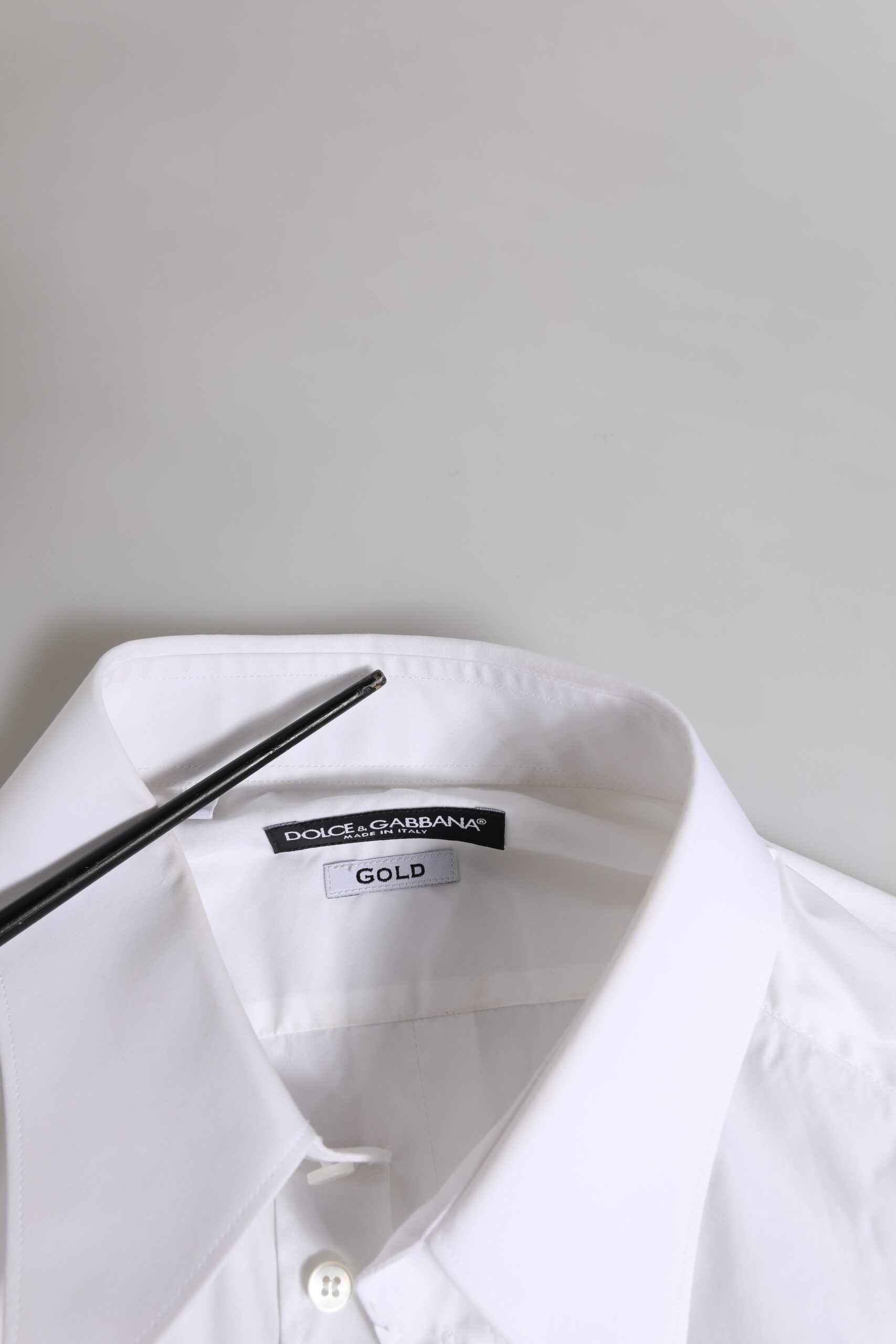 Chemise formelle homme Dolce & Gabbana blanche à manches longues avec détails dorés, élégant vêtement de soirée.