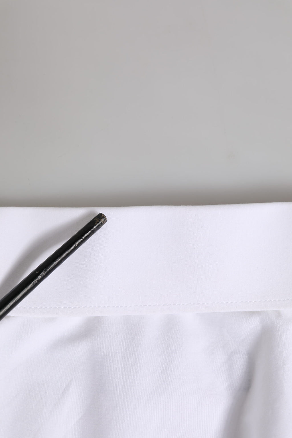 Chemise formelle blanche à manches longues Dolce & Gabbana avec détails en or pour homme.