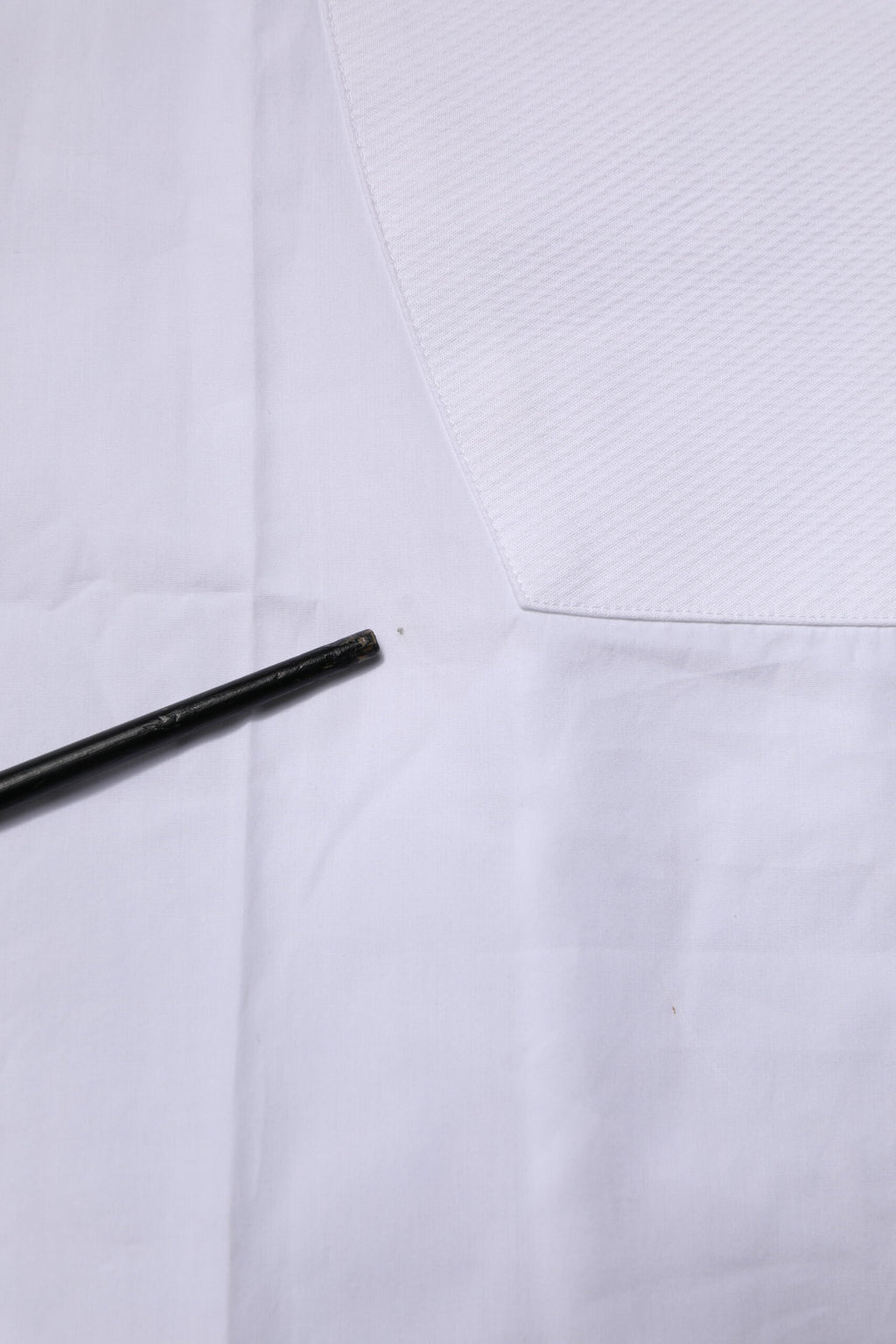 Chemise formelle blanche Dolce & Gabbana en coton popeline avec détails dorés, vue de face.