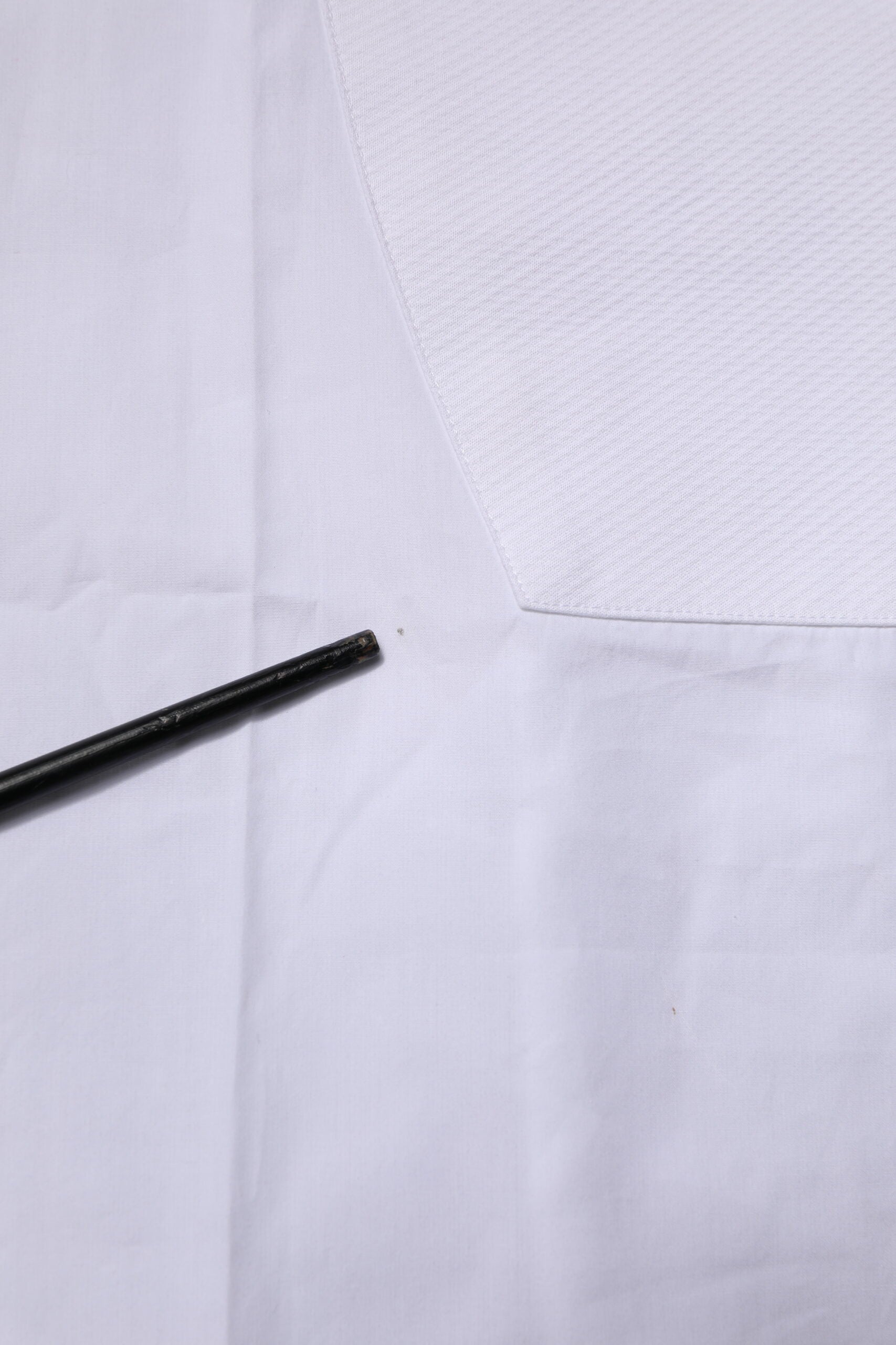 Chemise formelle blanche Dolce & Gabbana en coton popeline avec détails dorés, vue de face.
